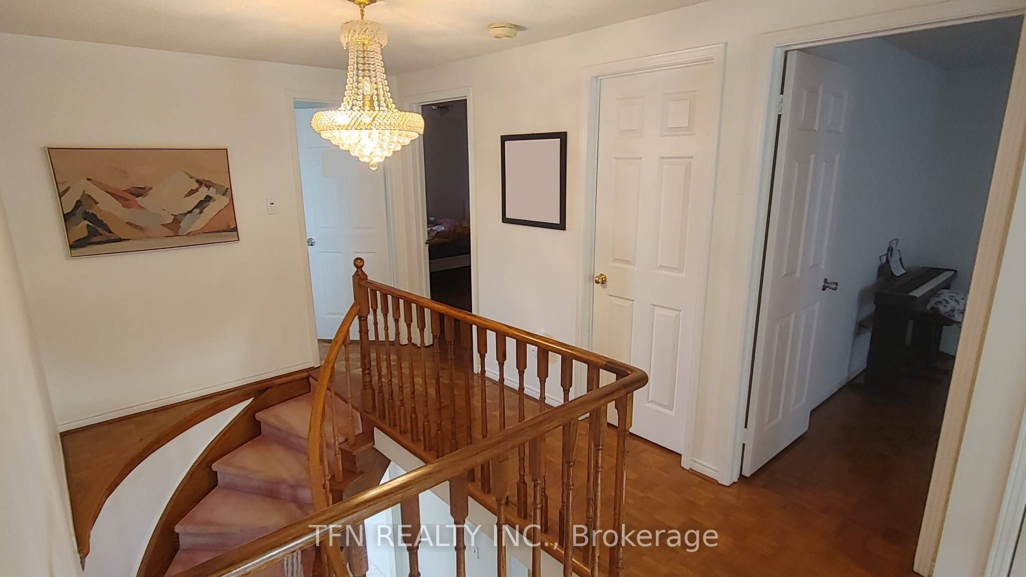 112 Trafalgar Square Property Photo 17