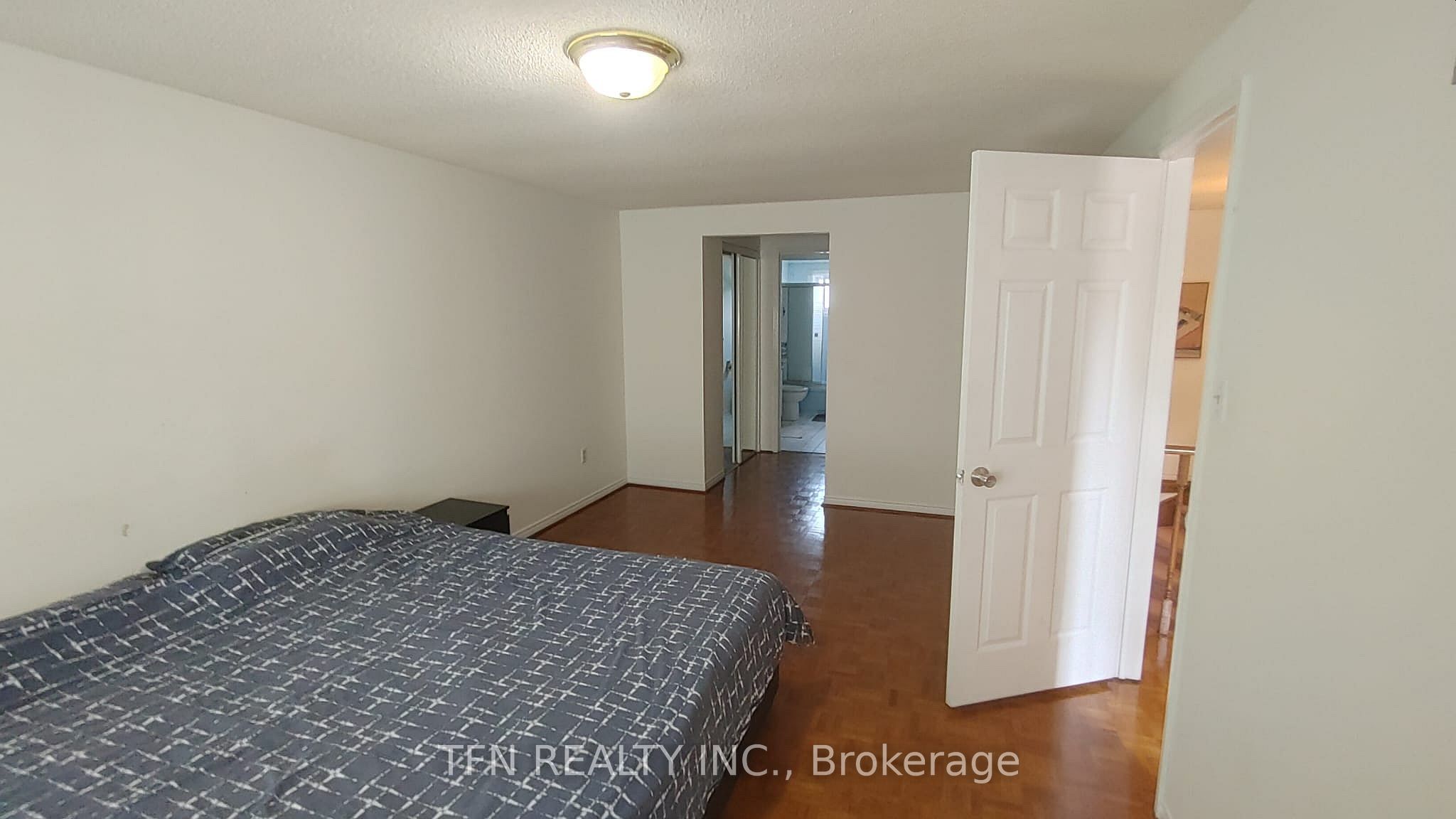 112 Trafalgar Square Property Photo 21