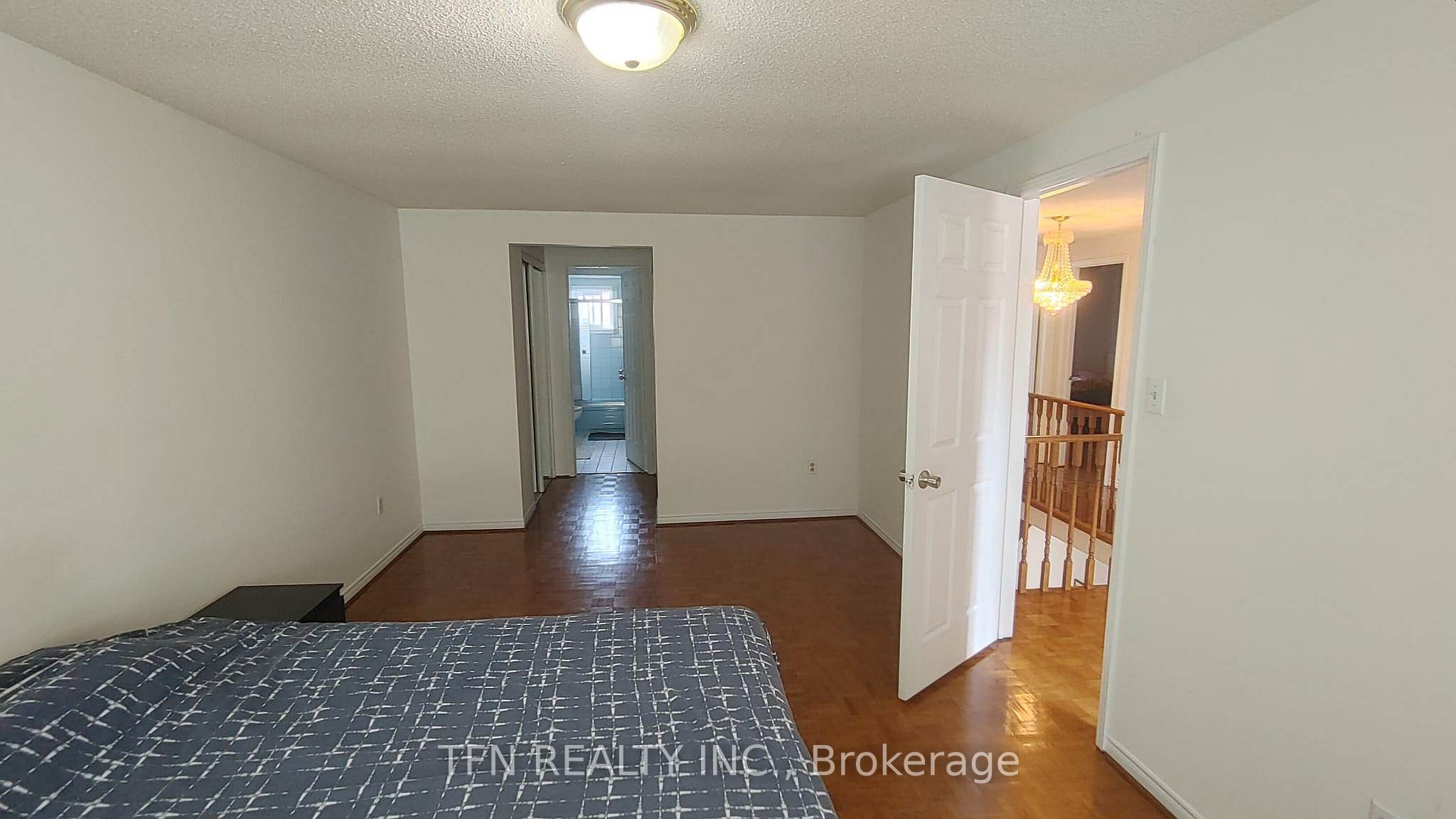 112 Trafalgar Square Property Photo 22