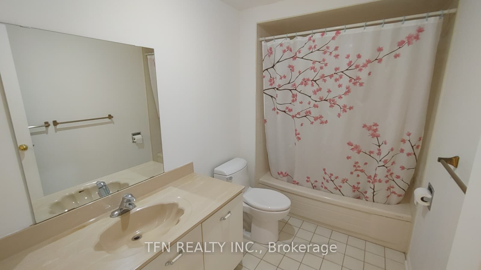 112 Trafalgar Square Property Photo 26