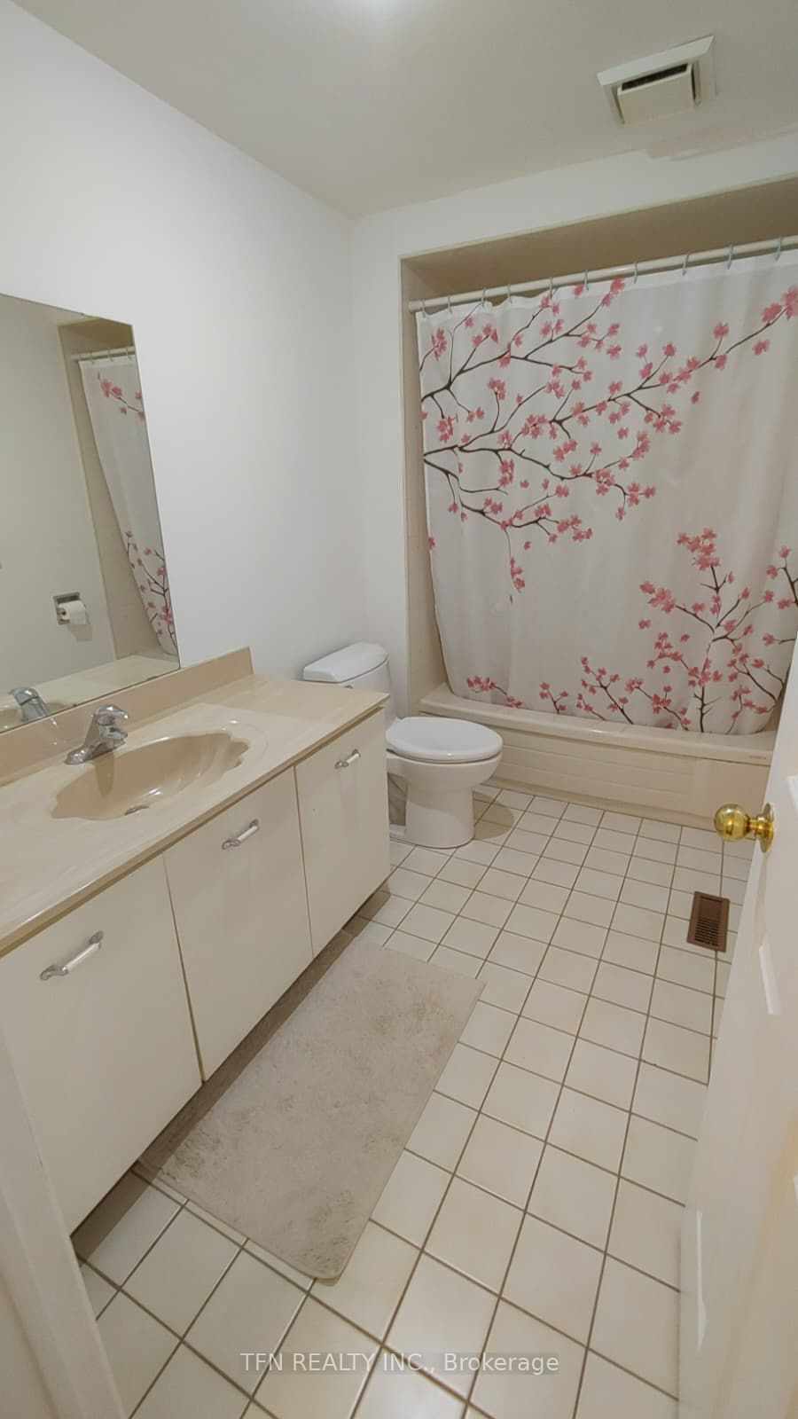 112 Trafalgar Square Property Photo 27