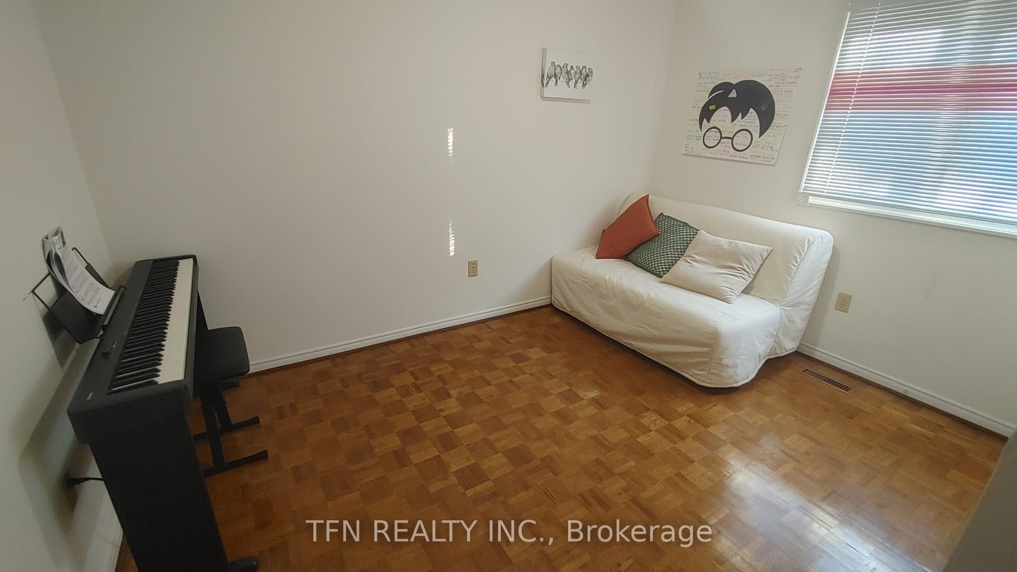 112 Trafalgar Square Property Photo 28