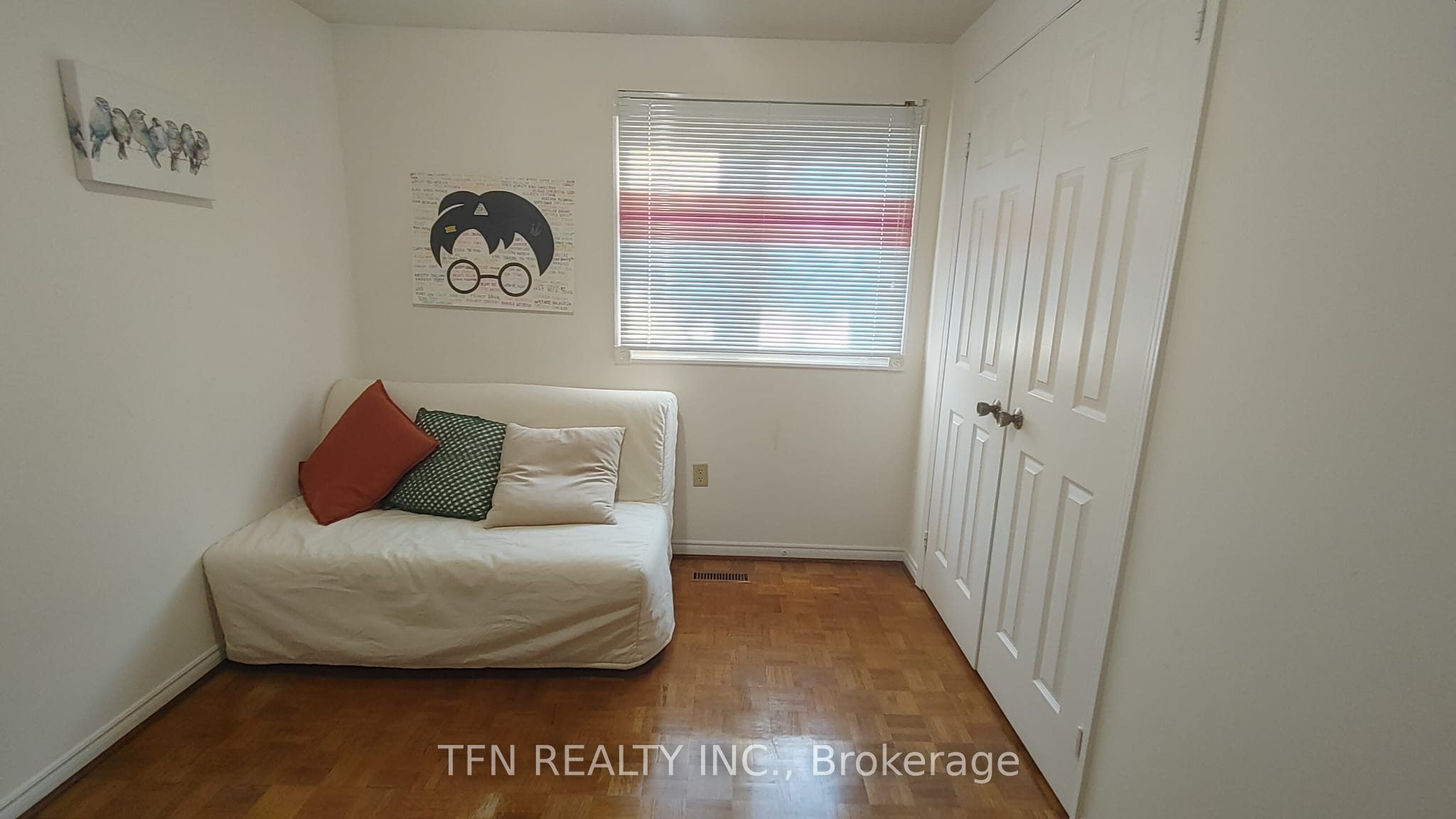 112 Trafalgar Square Property Photo 29