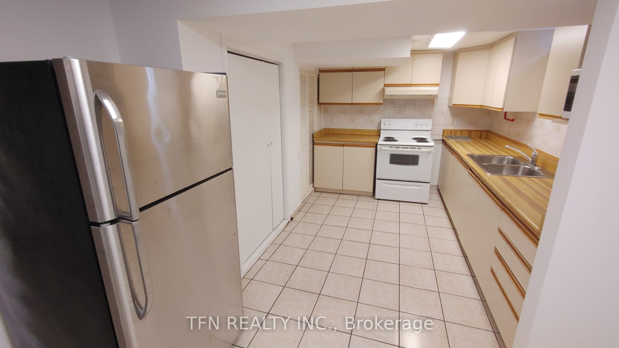 112 Trafalgar Square Property Photo 32