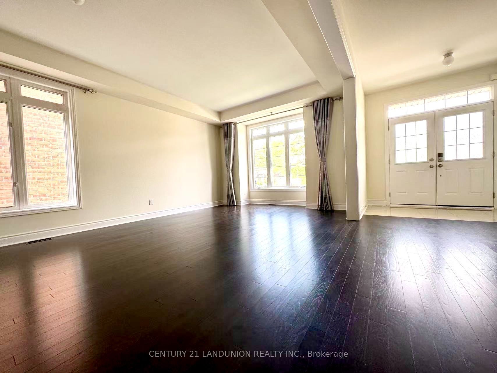 921 Goring Circle Property Photo 3
