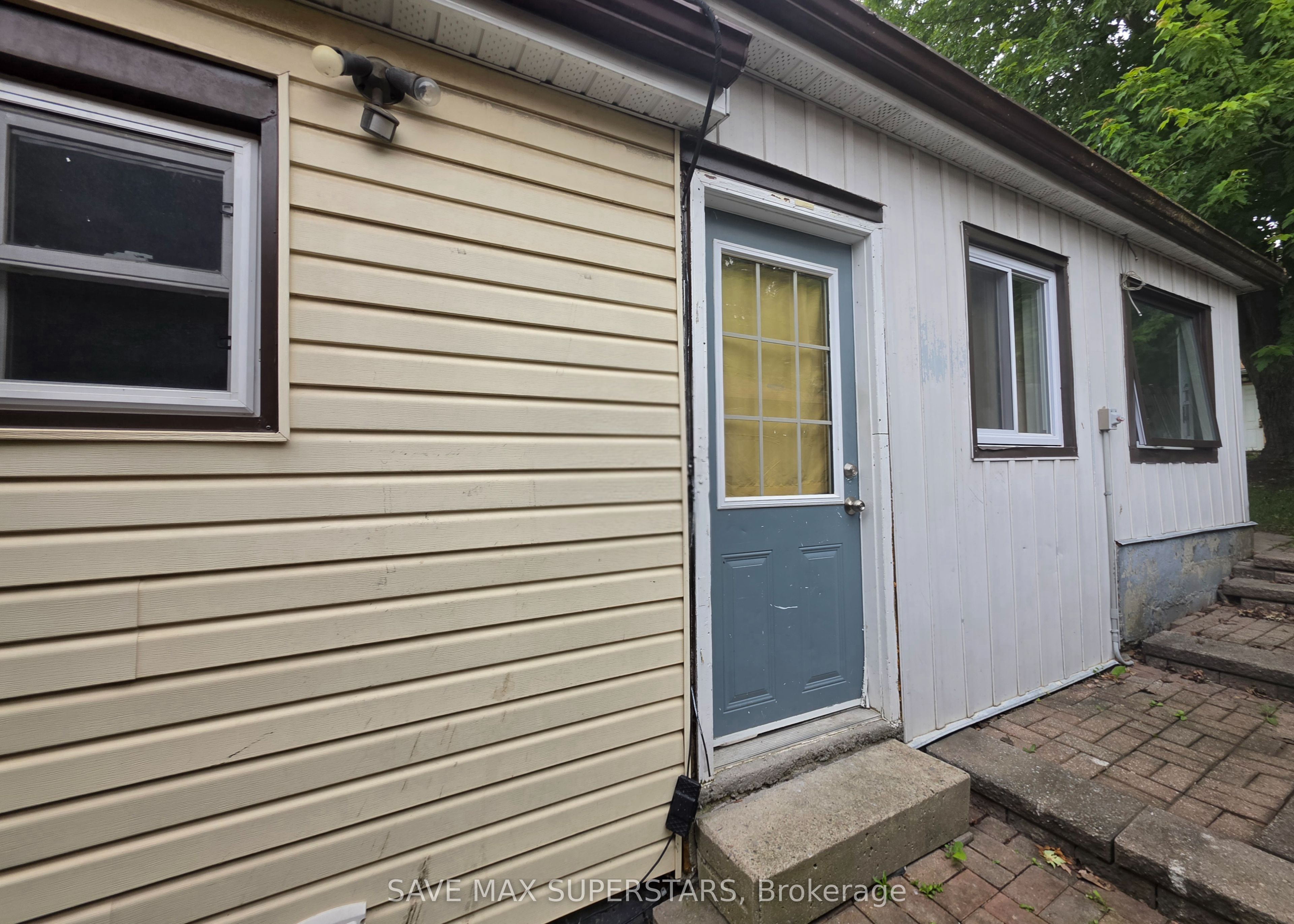 93 John Street E Property Photo 4