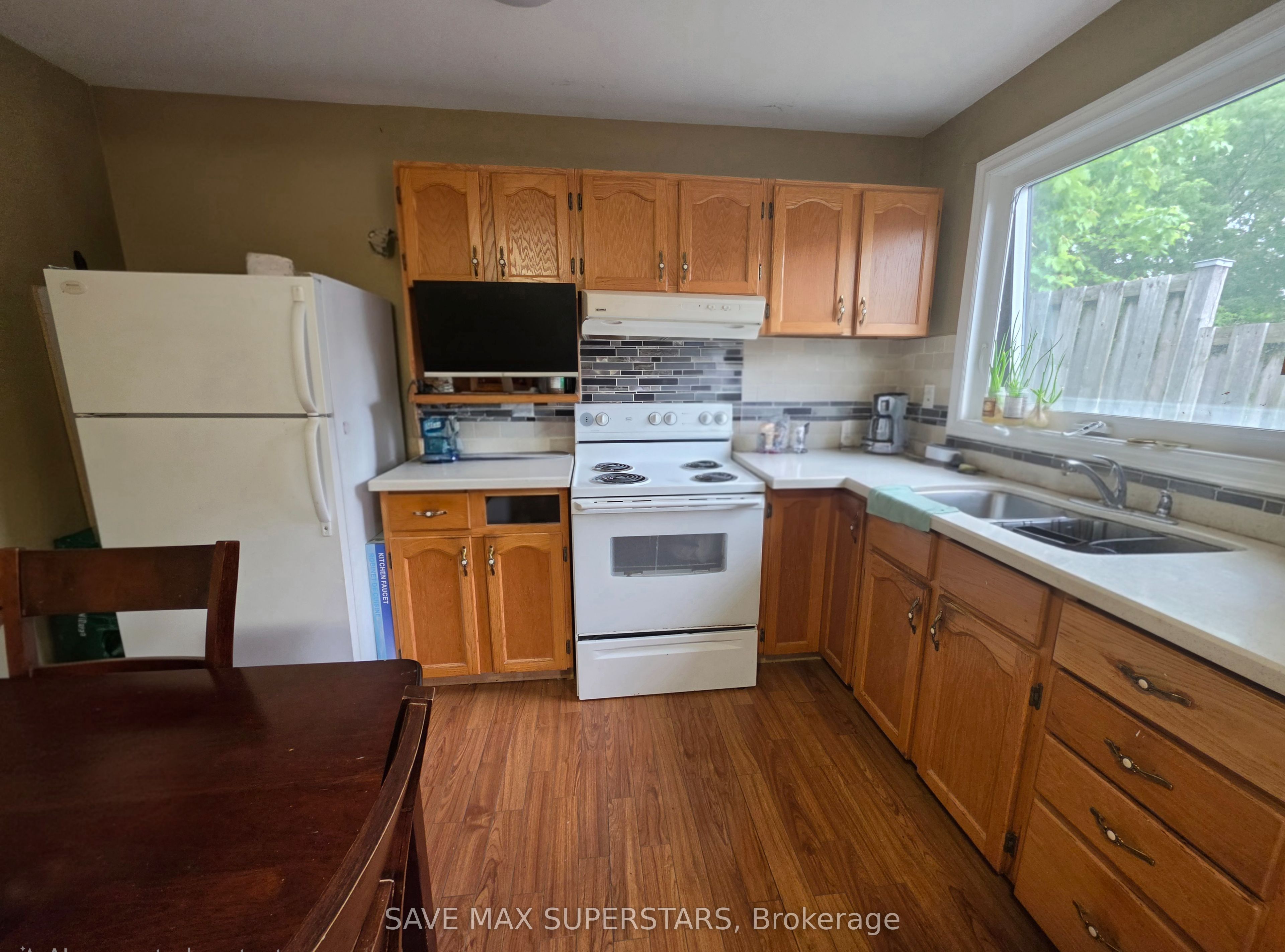 93 John Street E Property Photo 5
