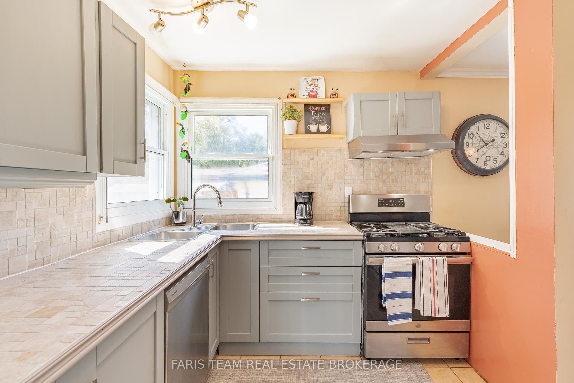 2083 Lilac Drive Property Photo 4