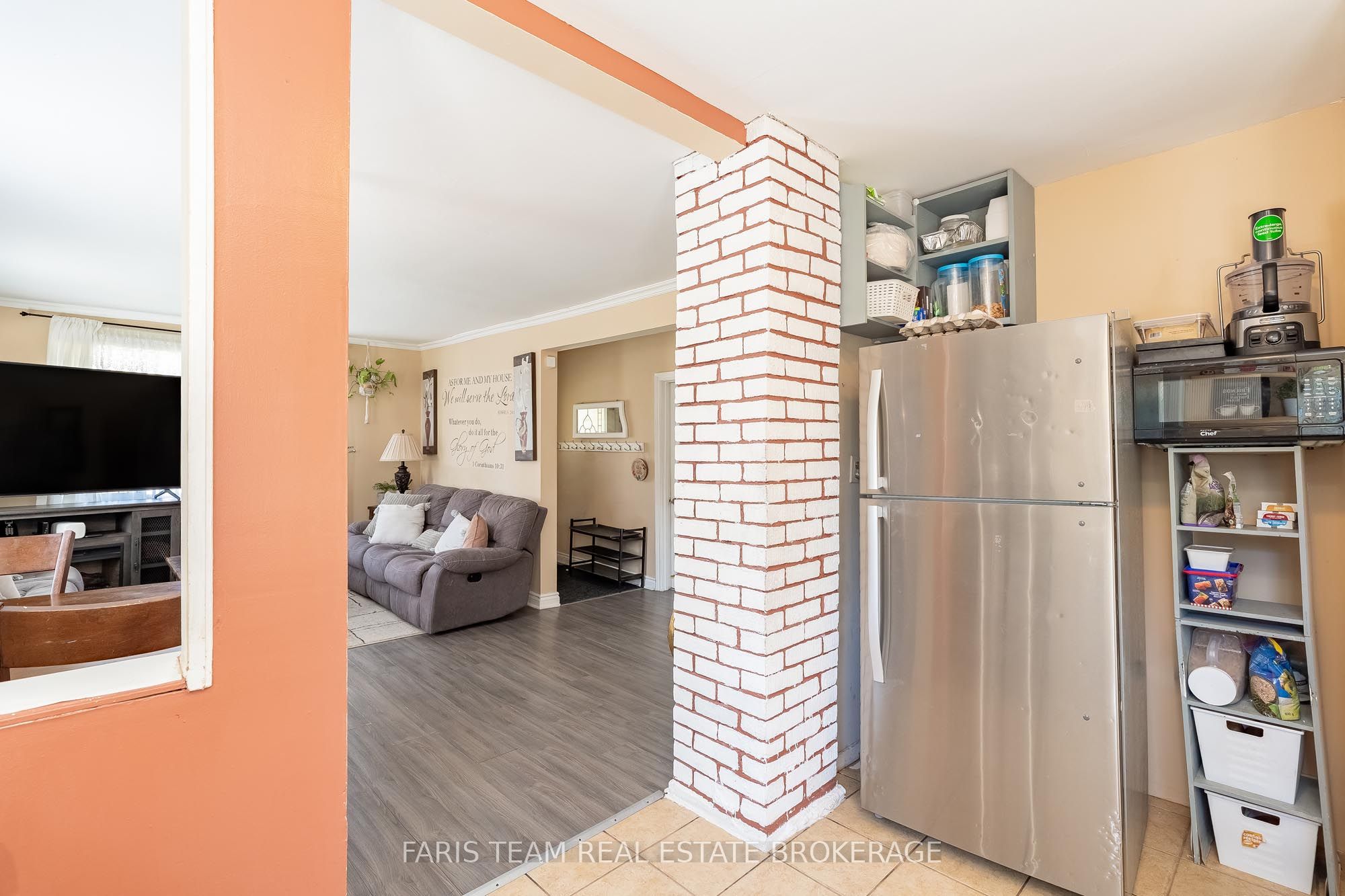 2083 Lilac Drive Property Photo 6