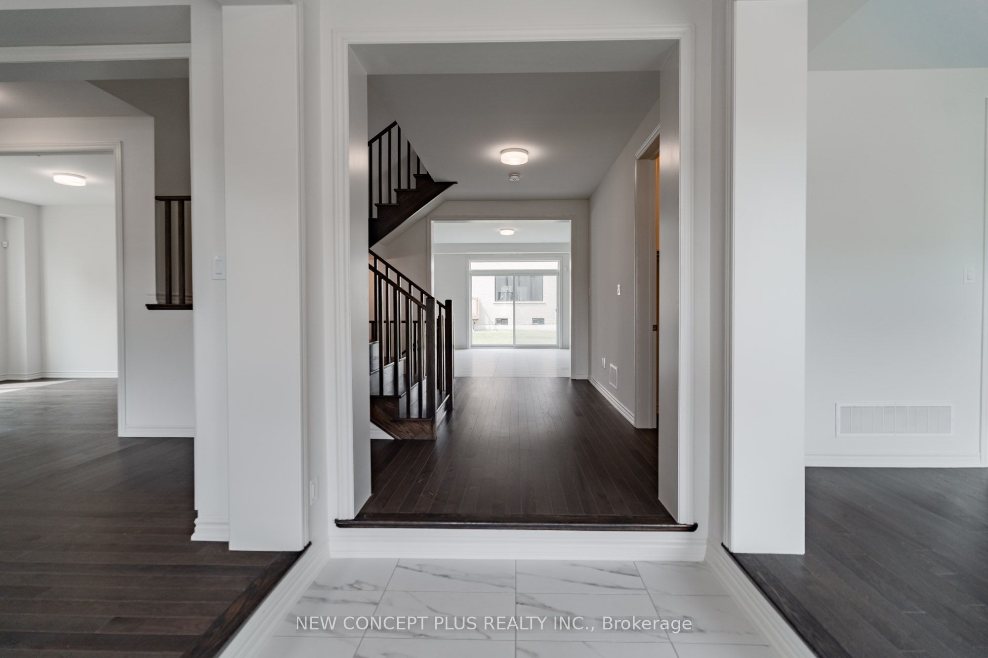 22 Twinleaf Crescent E Property Photo 2