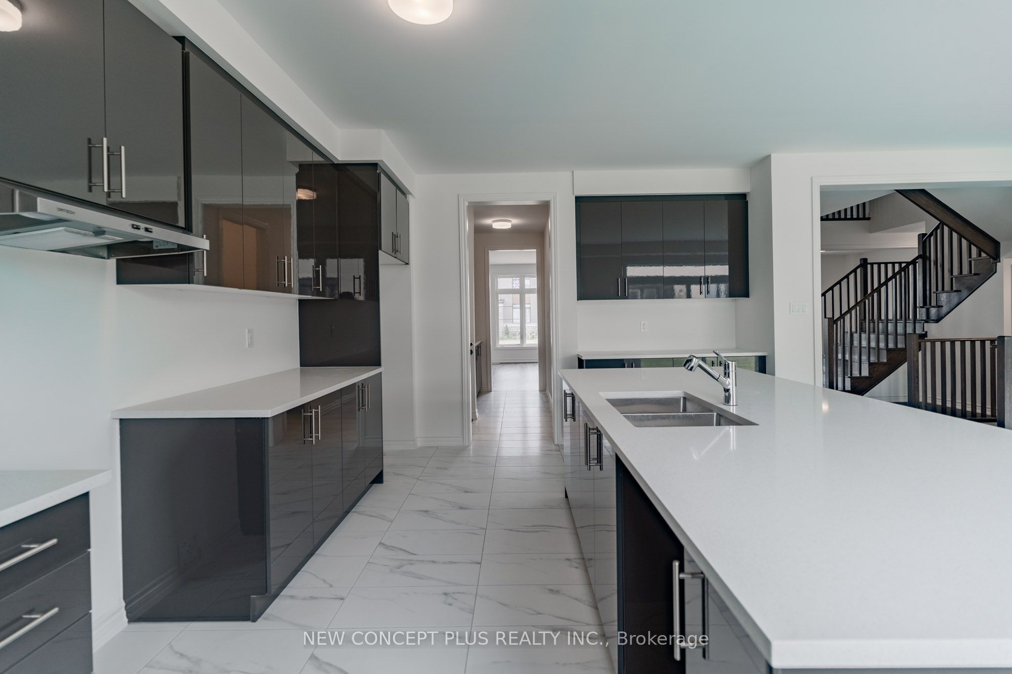 22 Twinleaf Crescent E Property Photo 3