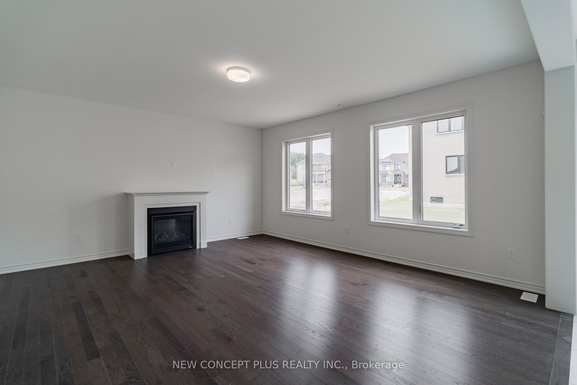 22 Twinleaf Crescent E Property Photo 5