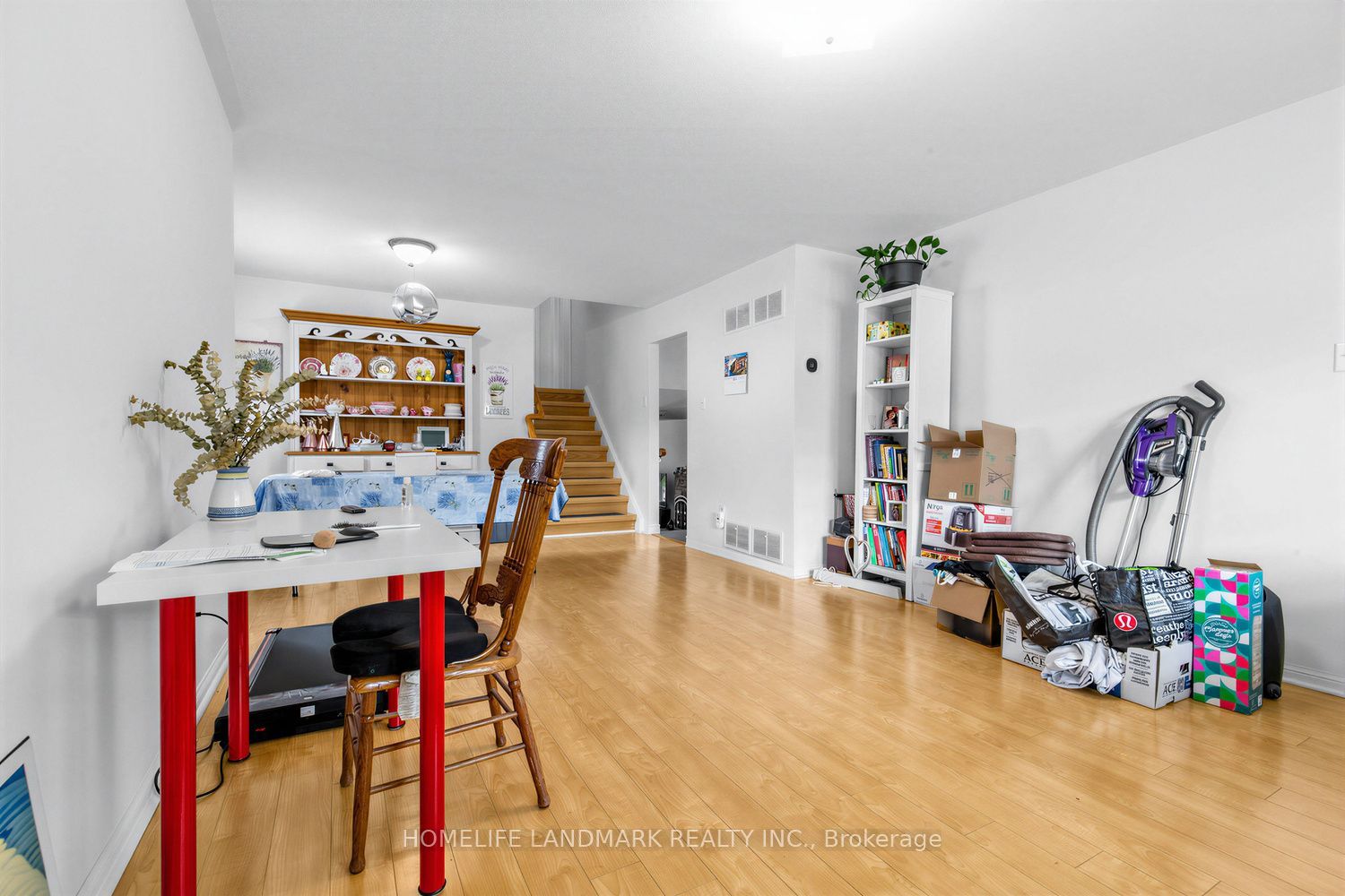874 Sparrow Road Property Photo 5