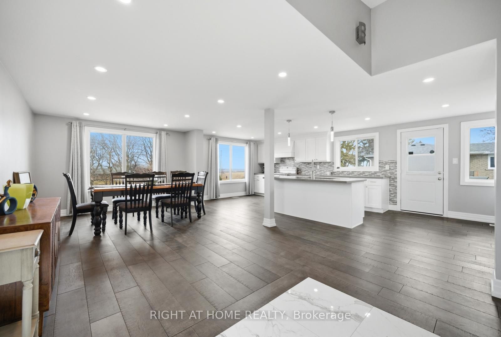 5885 7th Line Property Photo 1