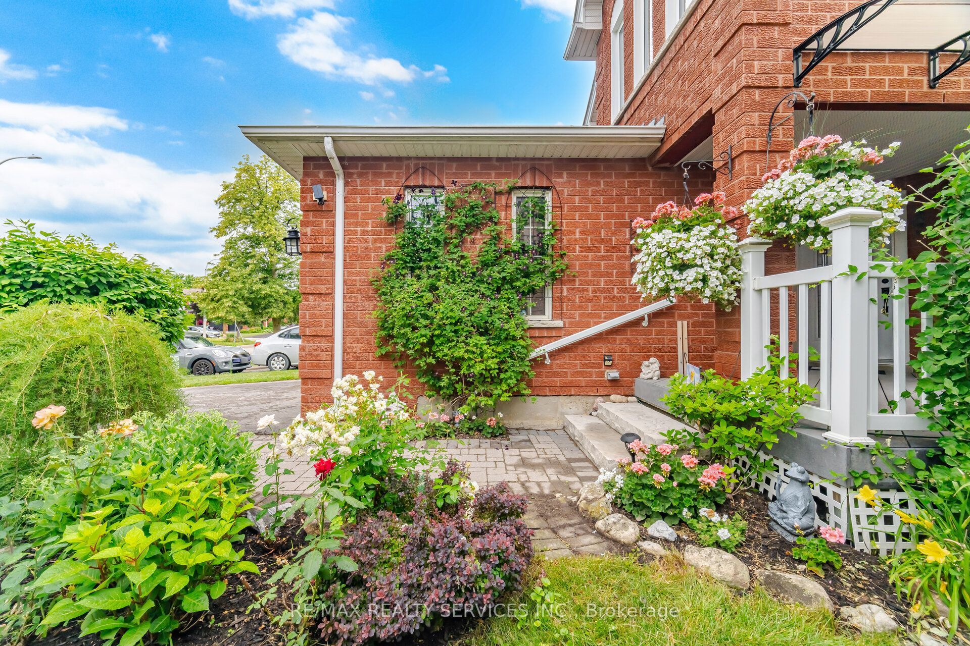 30 Henderson Crescent Property Photo 2