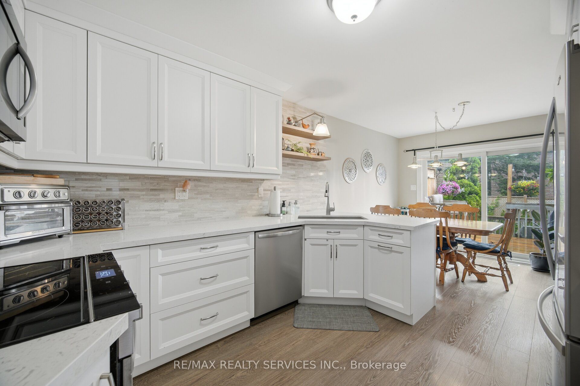 30 Henderson Crescent Property Photo 10