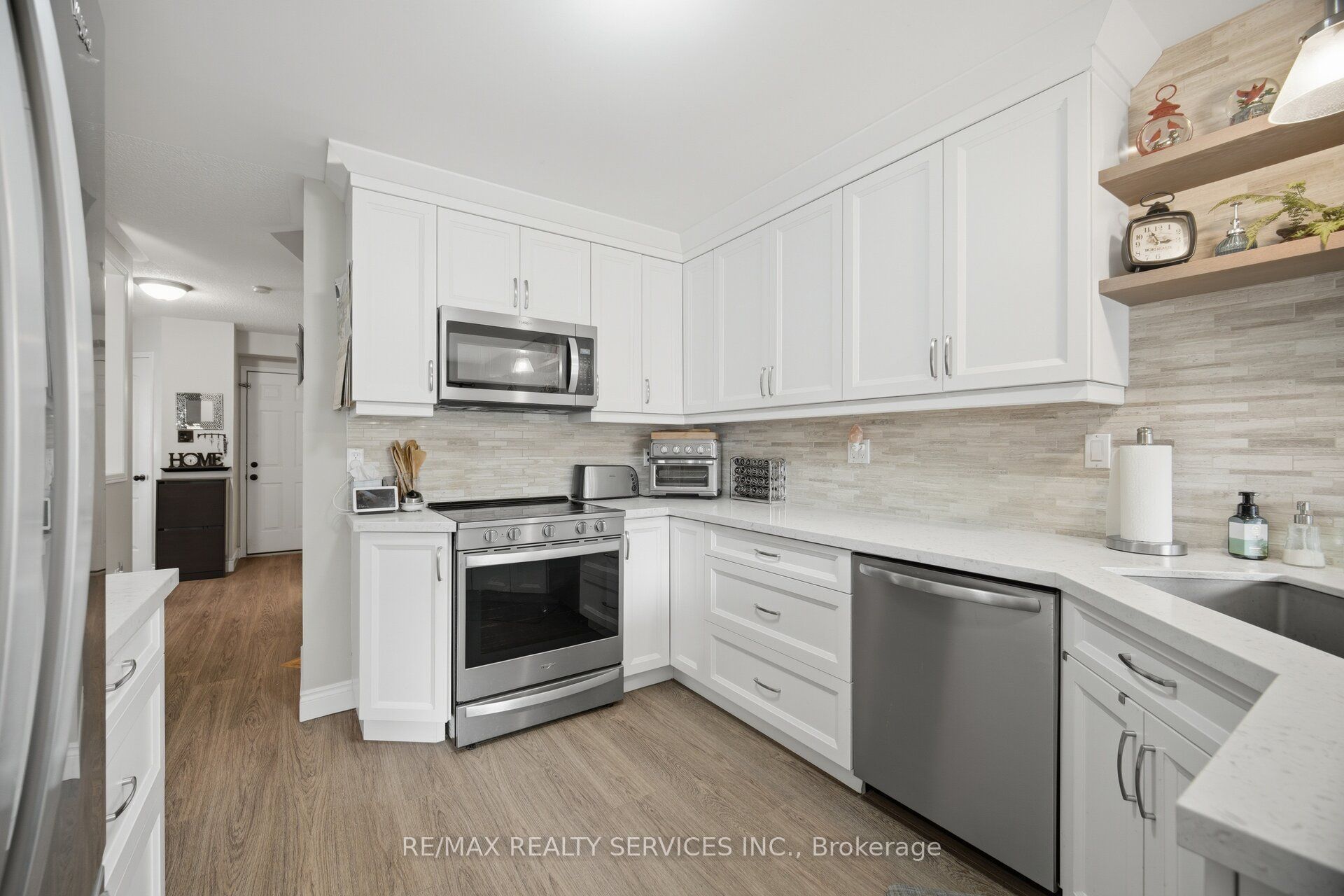 30 Henderson Crescent Property Photo 11