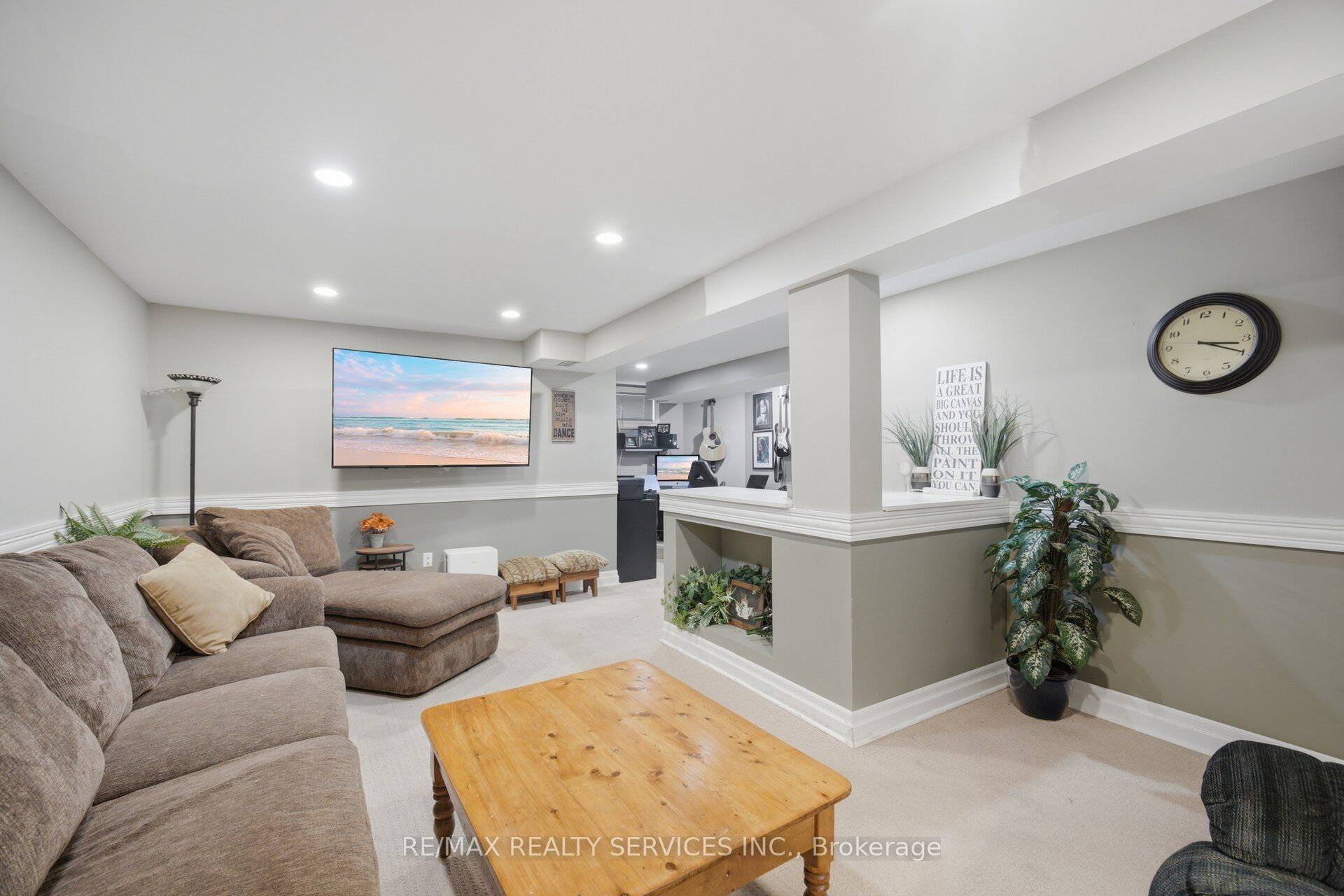 30 Henderson Crescent Property Photo 20