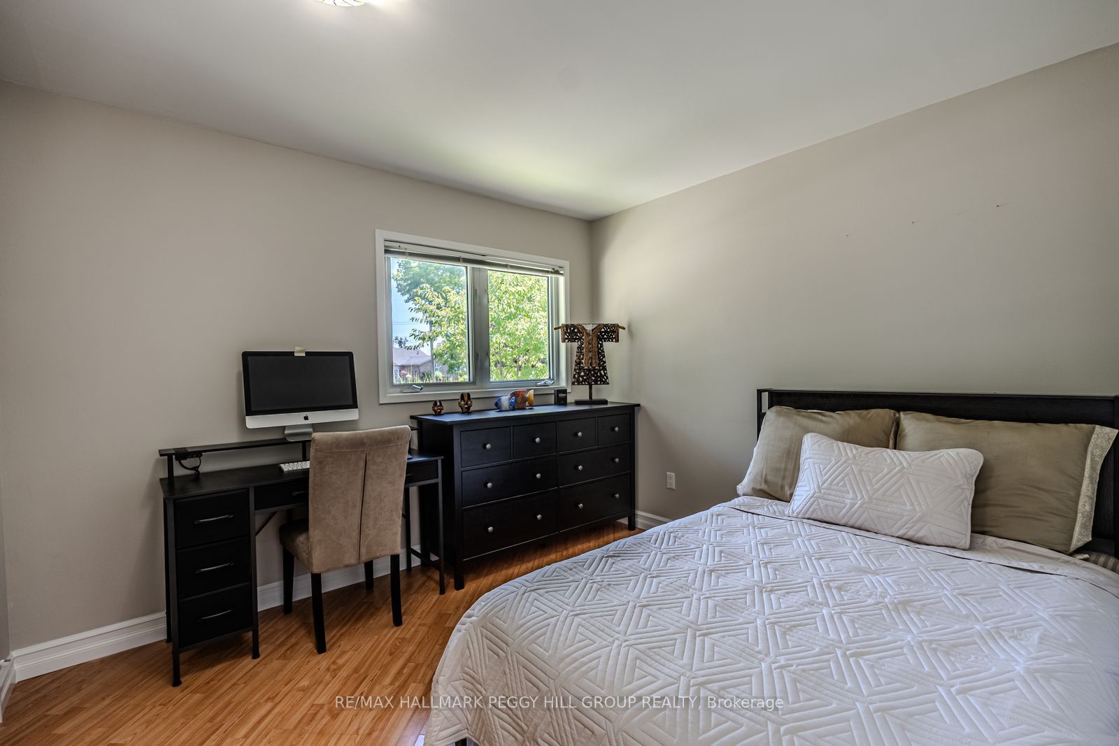 2582 Leonard Street Property Photo 11
