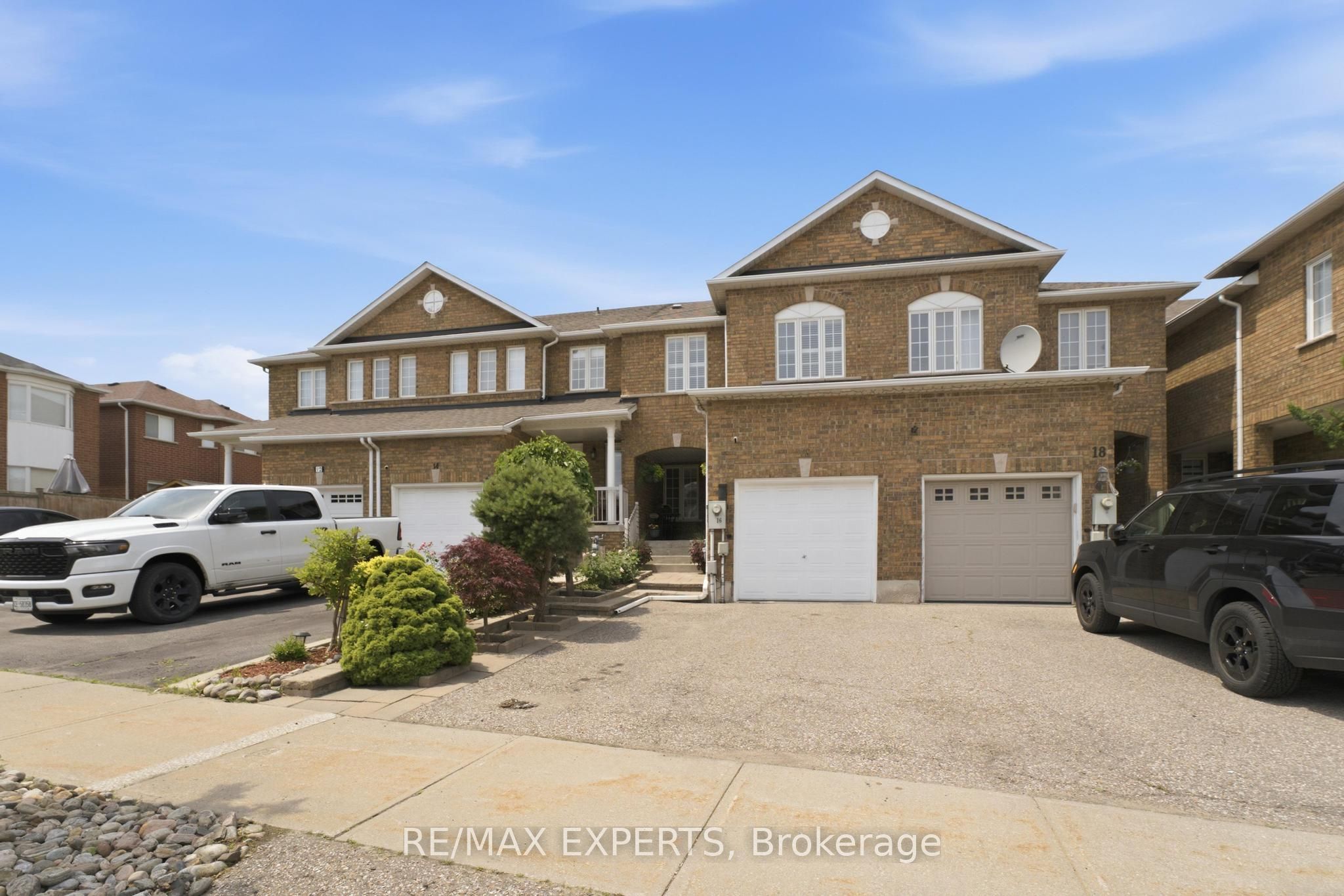 16 Piazza Crescent Property Photo 1