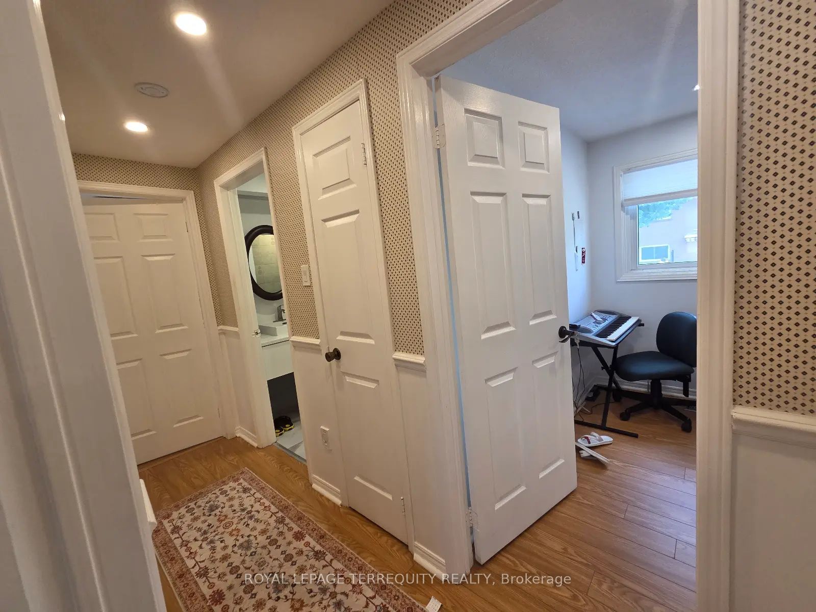 309 Harewood Boulevard Upper Property Photo 3