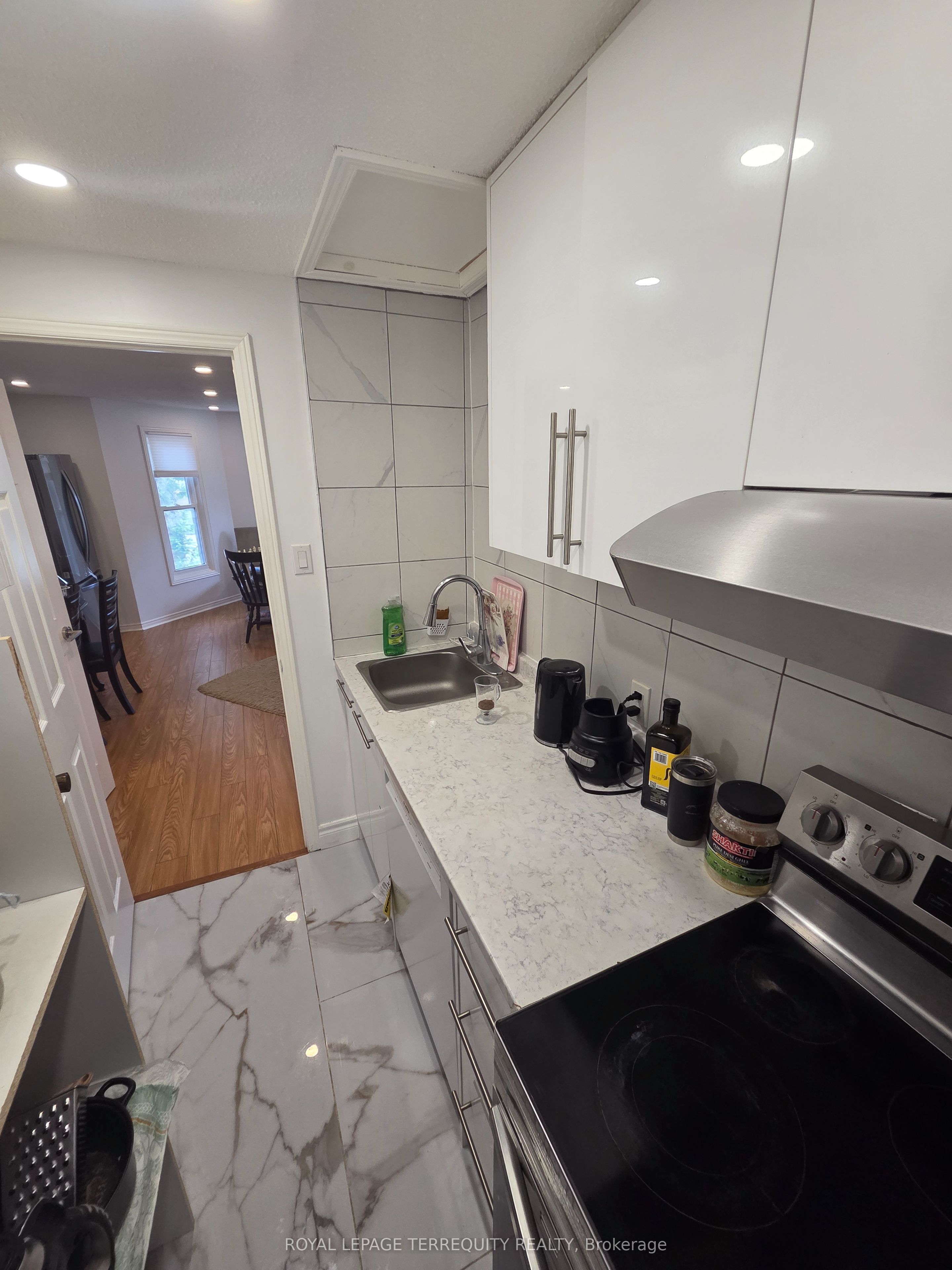 309 Harewood Boulevard Upper Property Photo 9