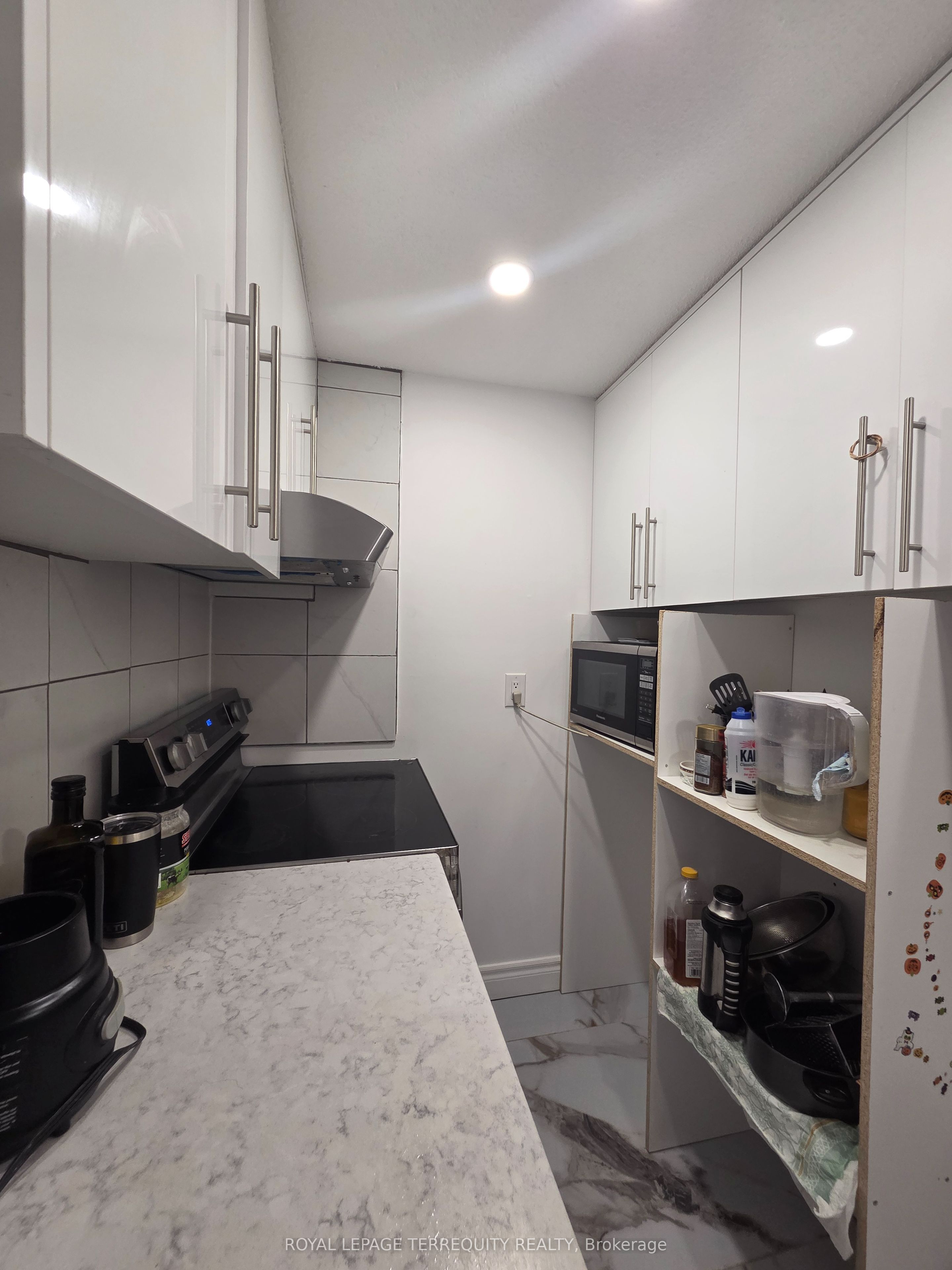 309 Harewood Boulevard Upper Property Photo 10
