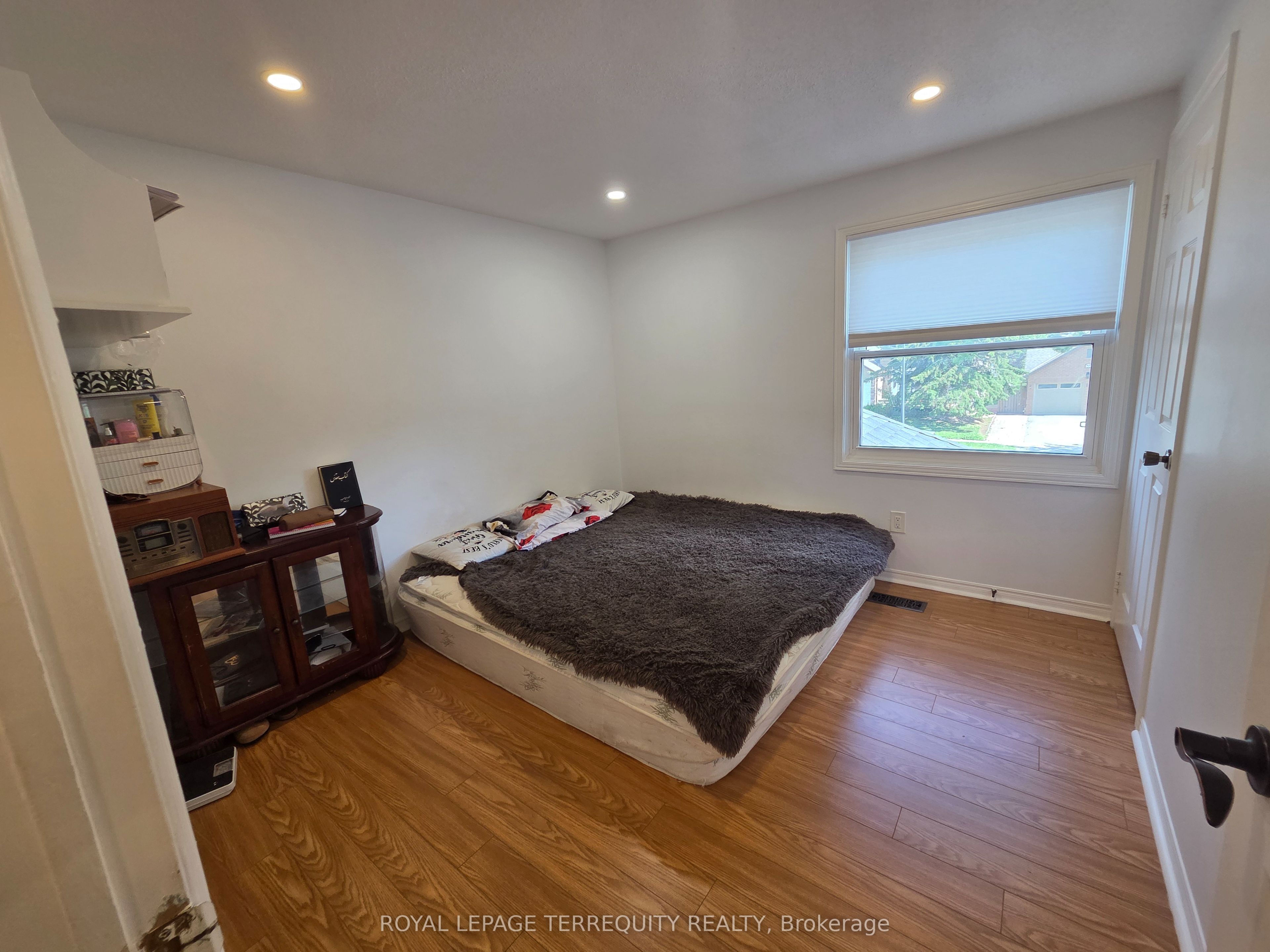 309 Harewood Boulevard Upper Property Photo 12