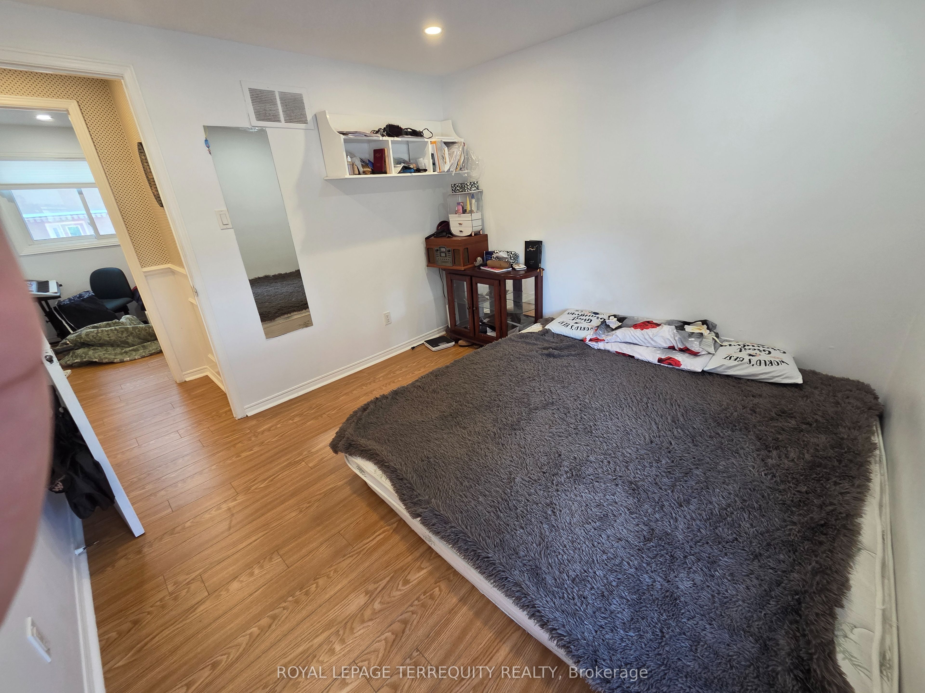 309 Harewood Boulevard Upper Property Photo 13