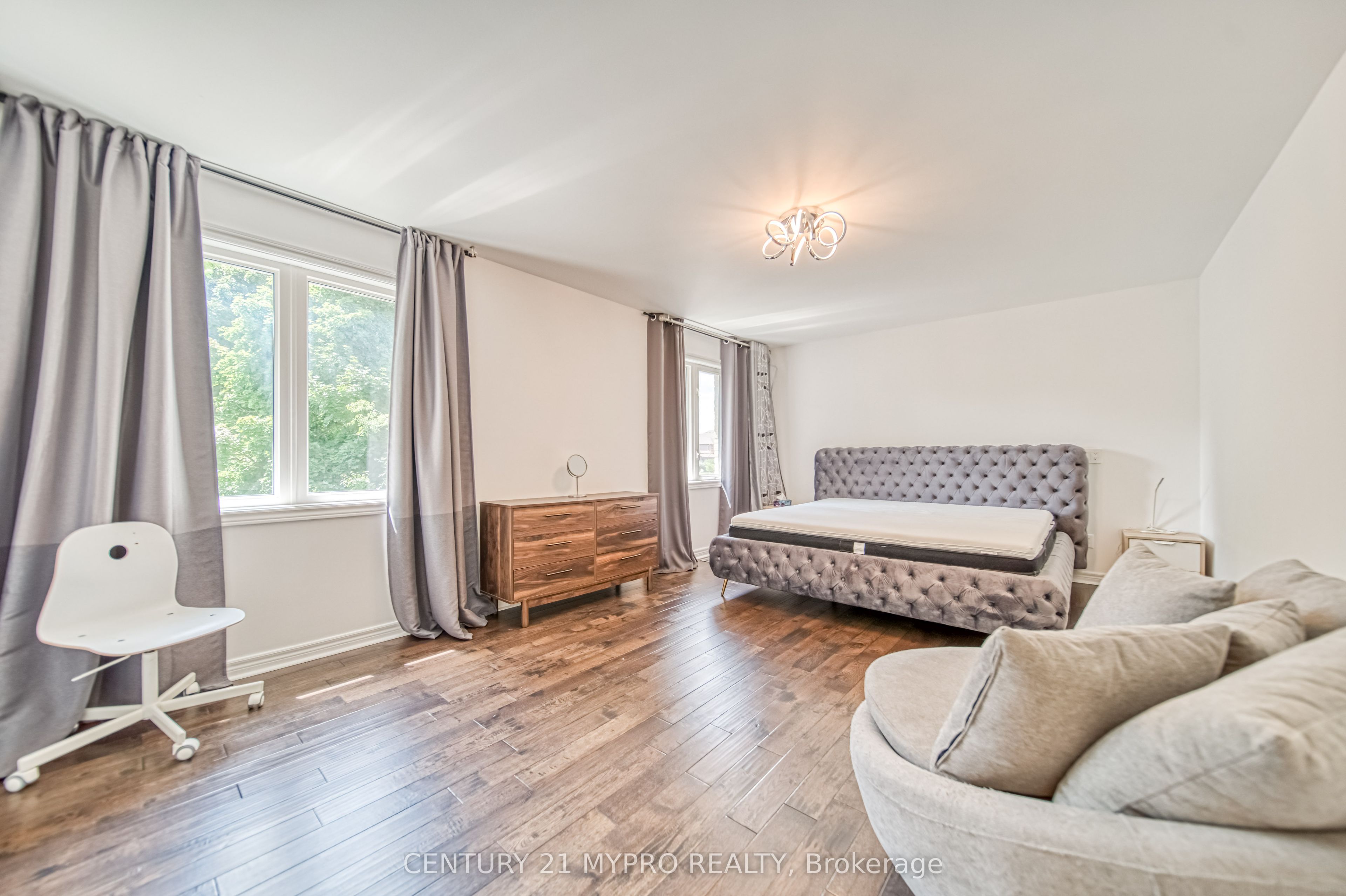 98 Leyburn Avenue Property Photo 19