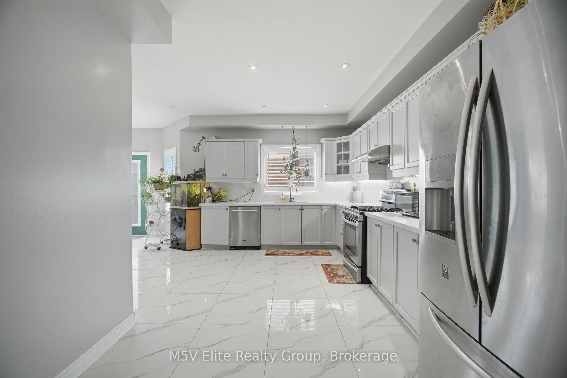 168 Sail Crescent Property Photo 10
