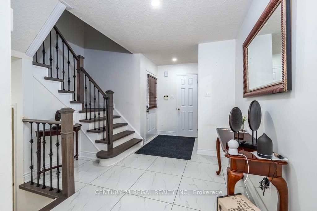 43 Waterton Crescent Property Photo 4