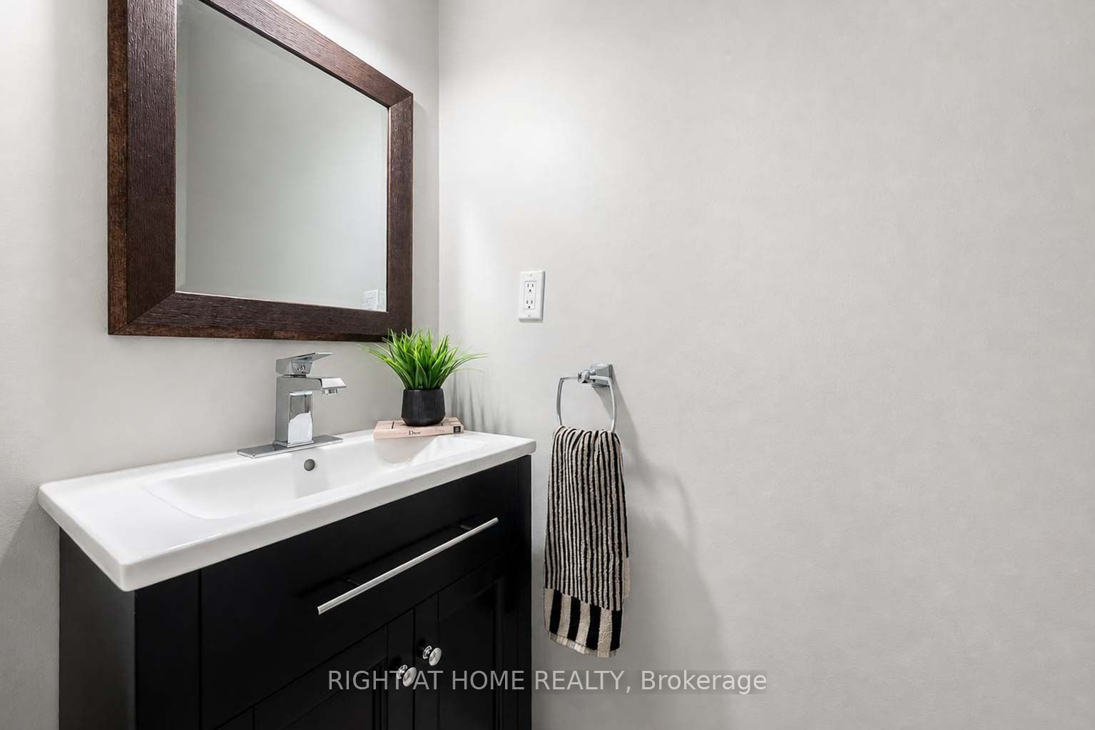 23 Observatory Lane 204 Property Photo 3