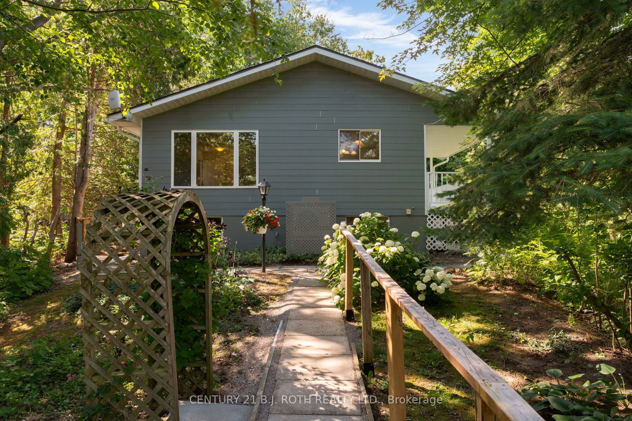 957 7th Line Property Photo 4