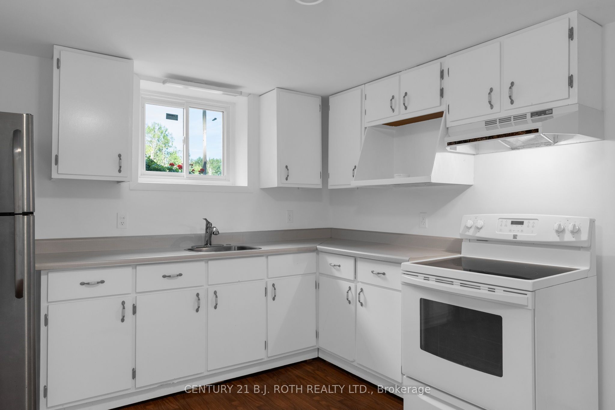 957 7th Line Property Photo 28