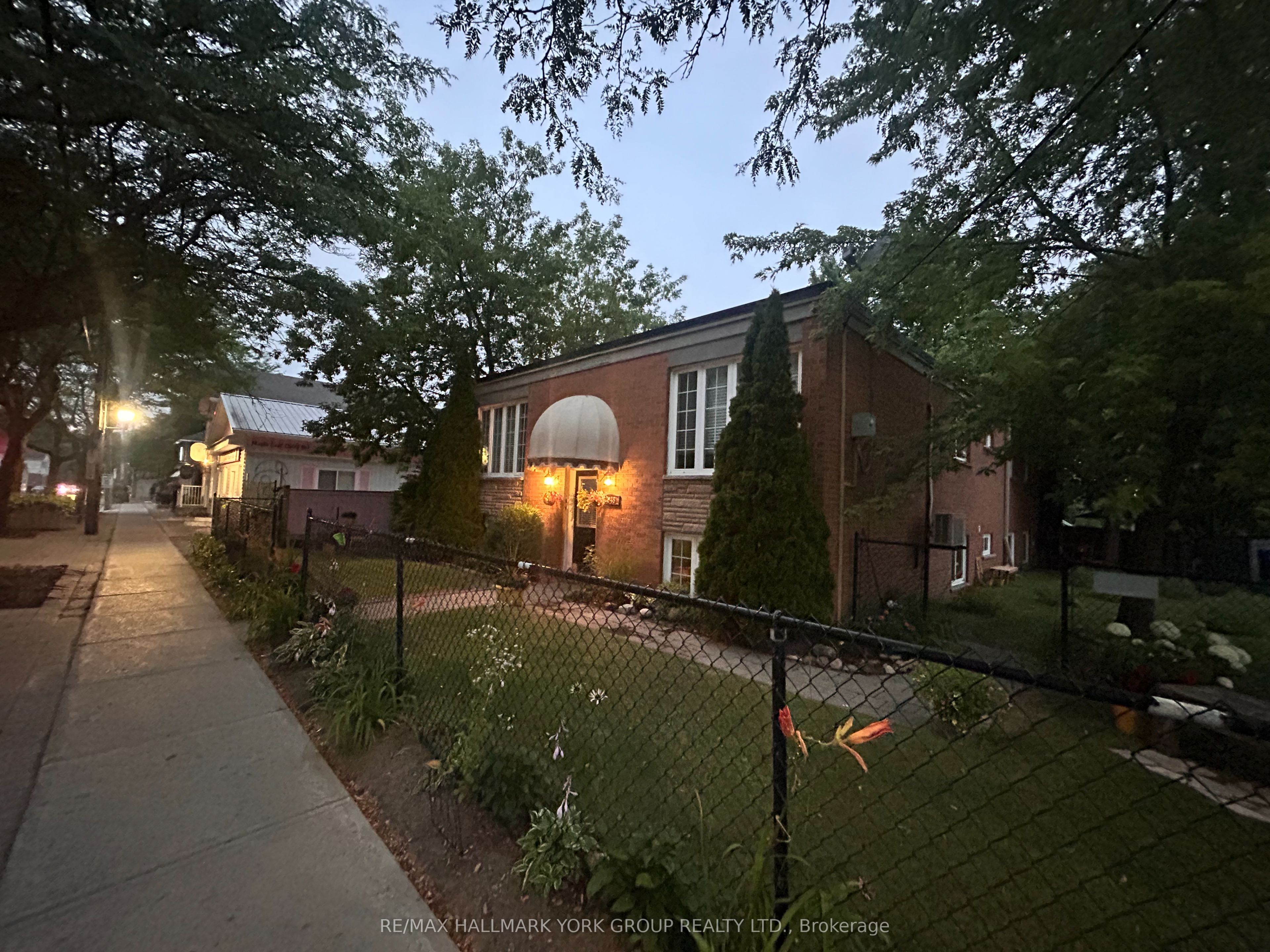 948 Lake Drive E Property Photo 2