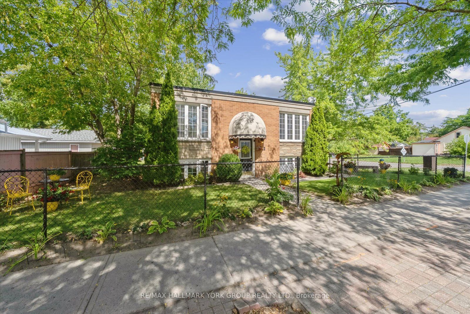 948 Lake Drive E Property Photo 3