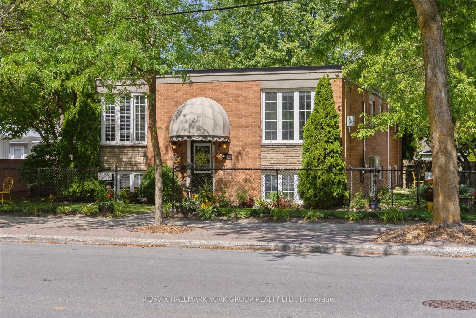 948 Lake Drive E Property Photo 6
