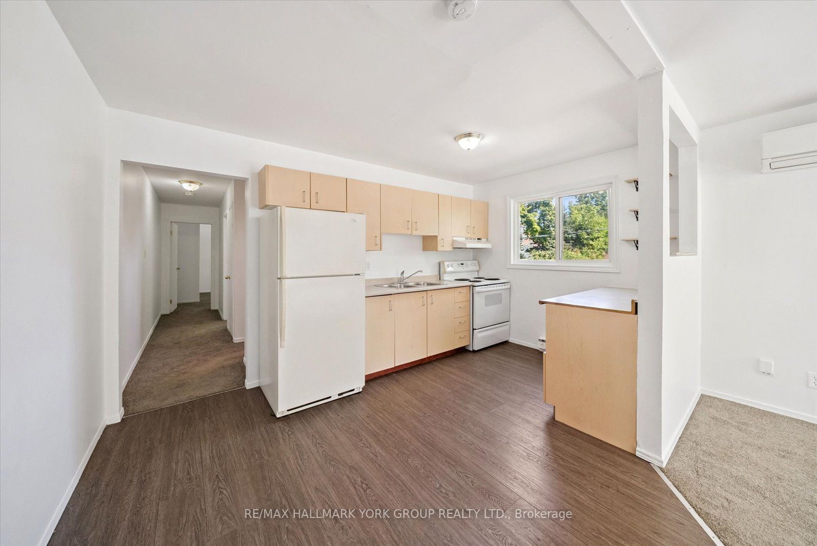 948 Lake Drive E Property Photo 7