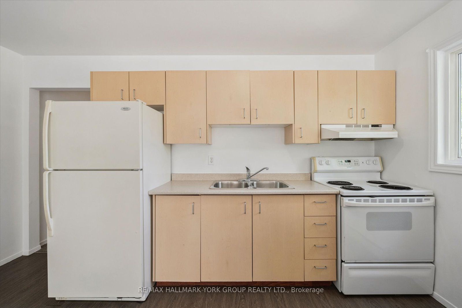 948 Lake Drive E Property Photo 8
