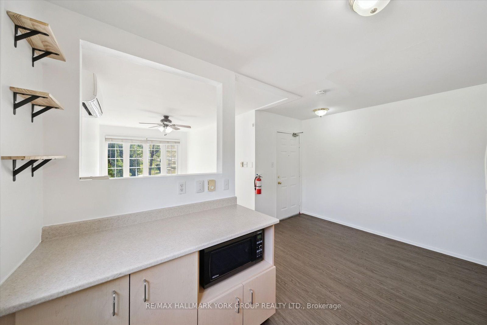 948 Lake Drive E Property Photo 11