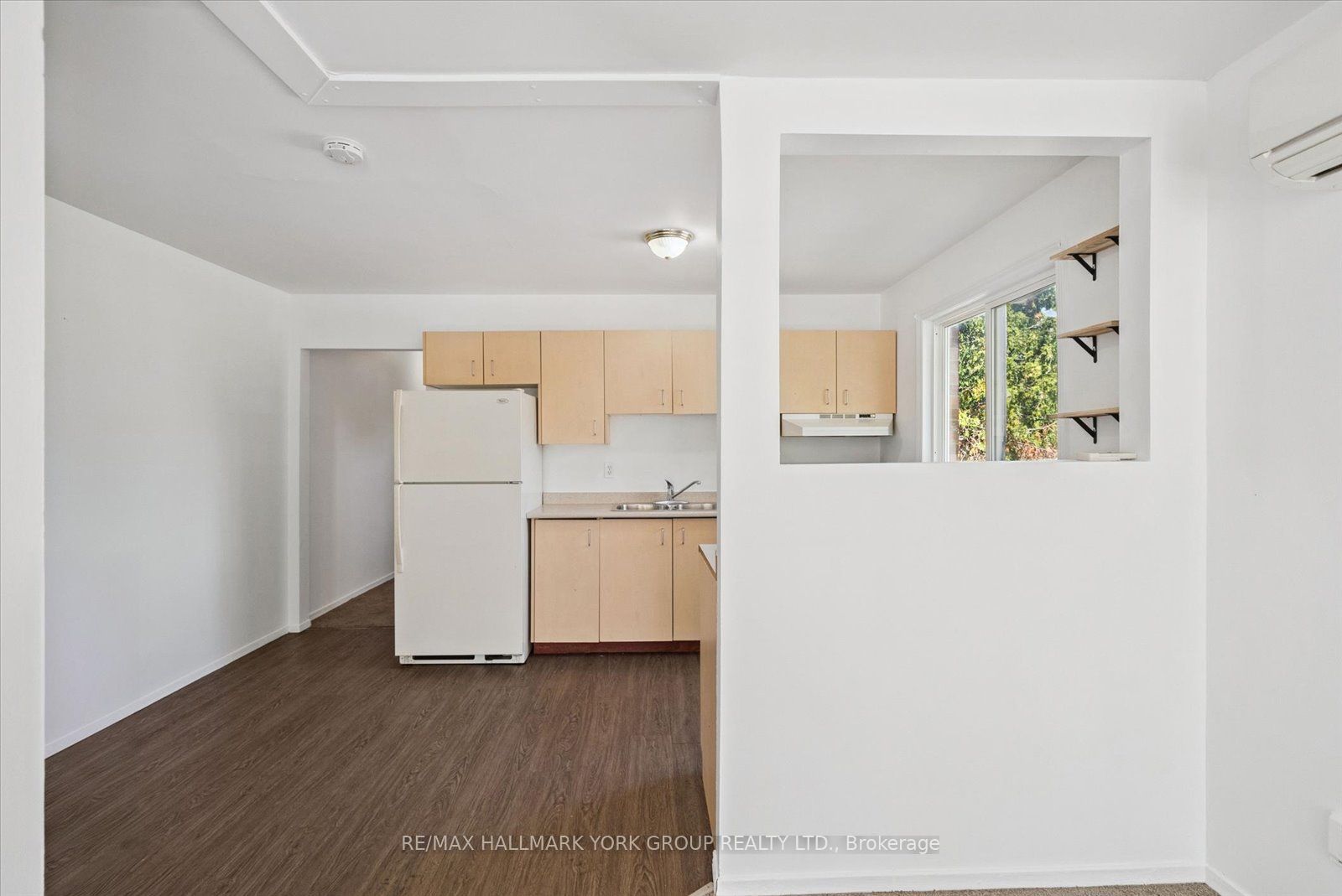 948 Lake Drive E Property Photo 12