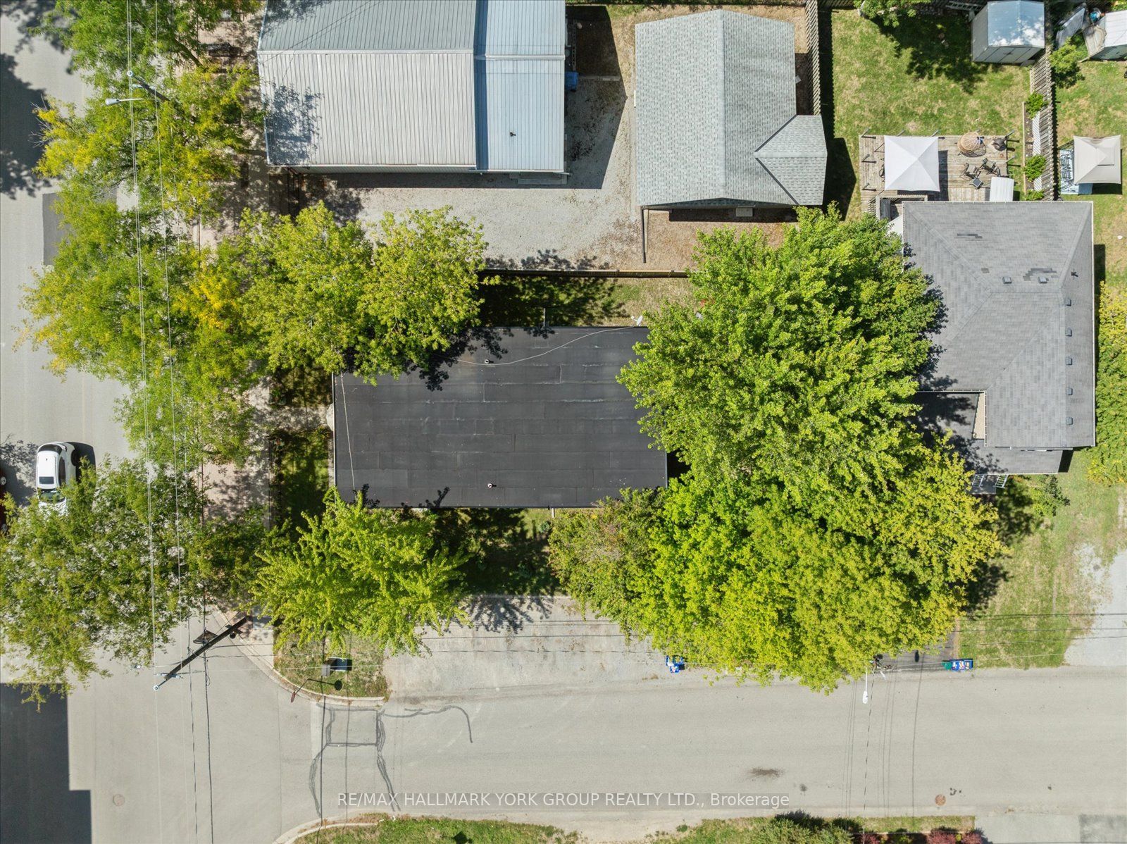 948 Lake Drive E Property Photo 29