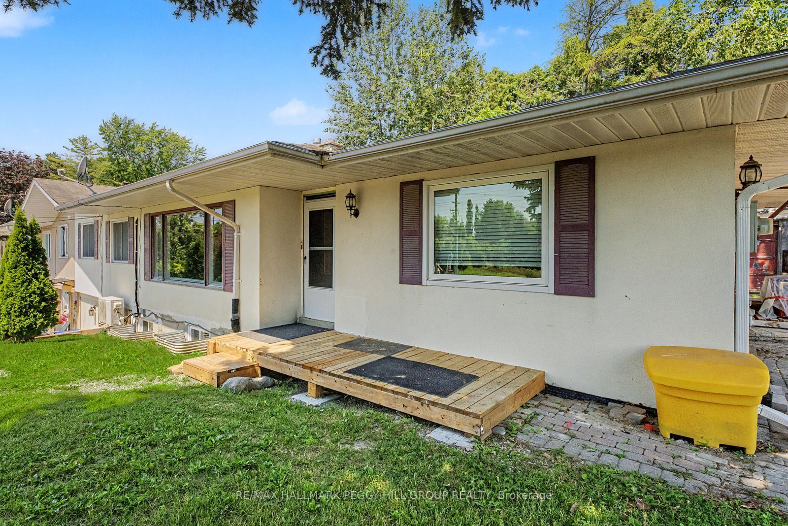 2496 8 Line Upper Property Photo 2