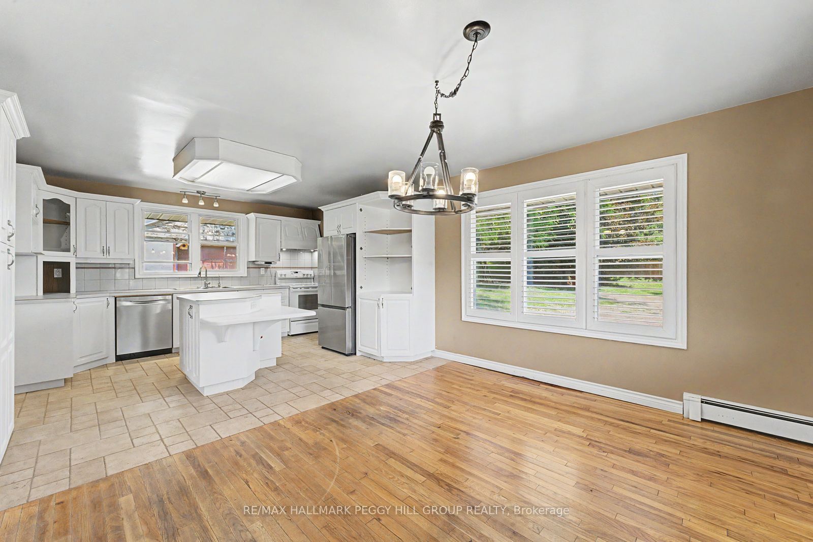 2496 8 Line Upper Property Photo 3