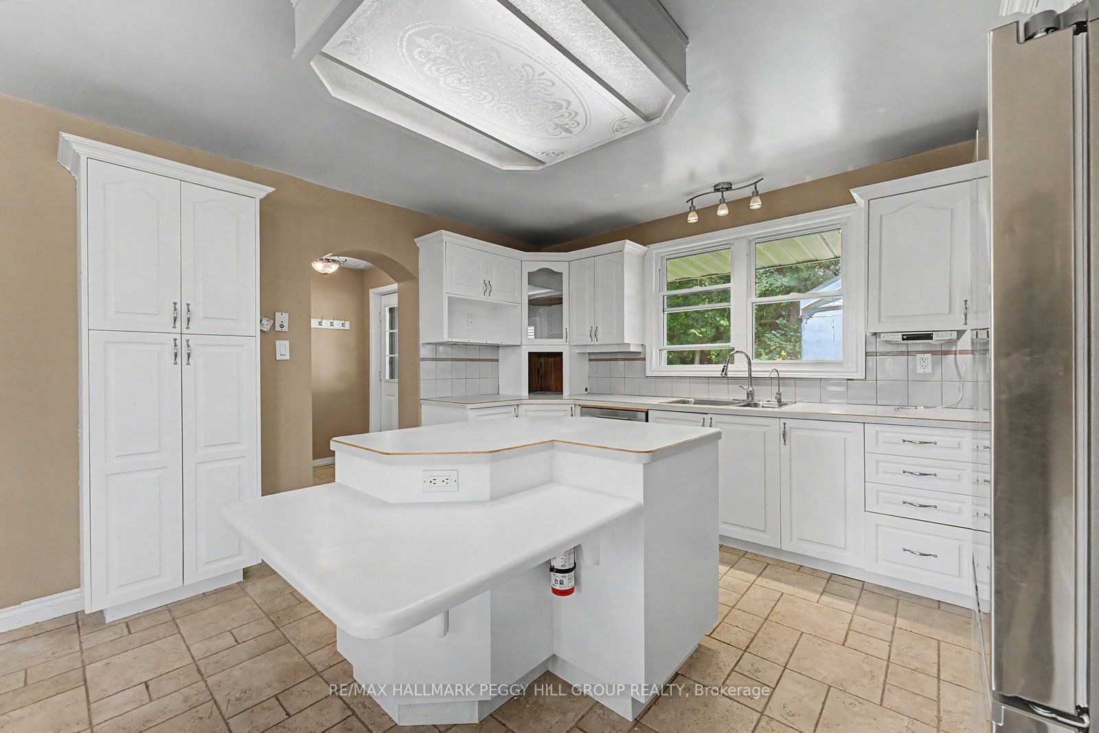 2496 8 Line Upper Property Photo 4