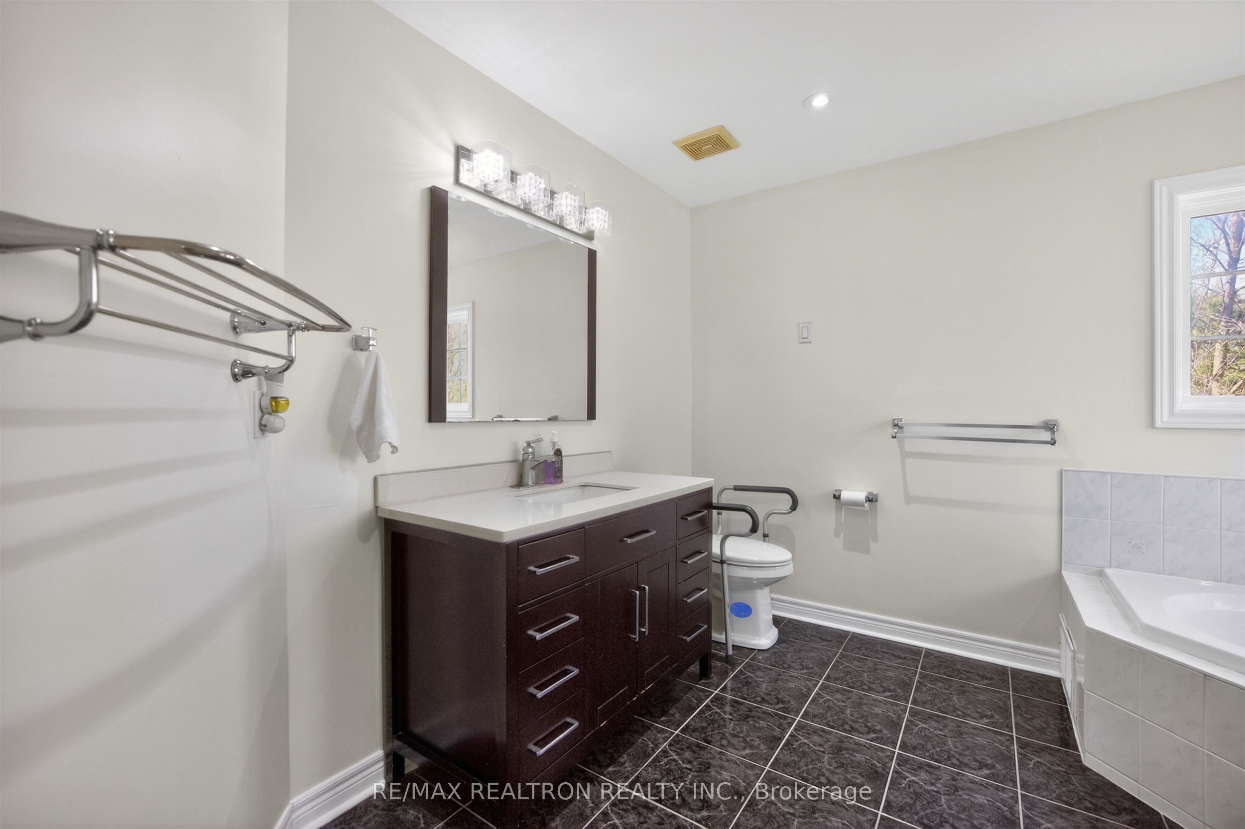 5 Yvonne Place Property Photo 33