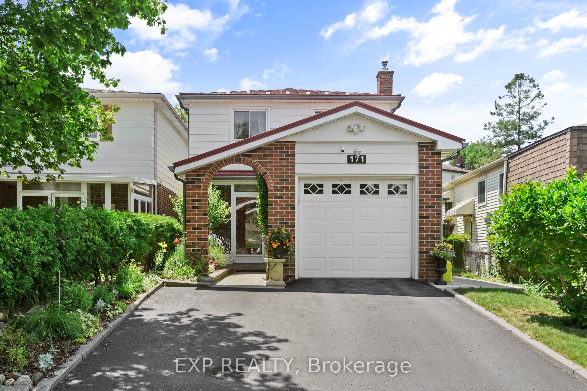 171 Simonston Boulevard Property Photo 1