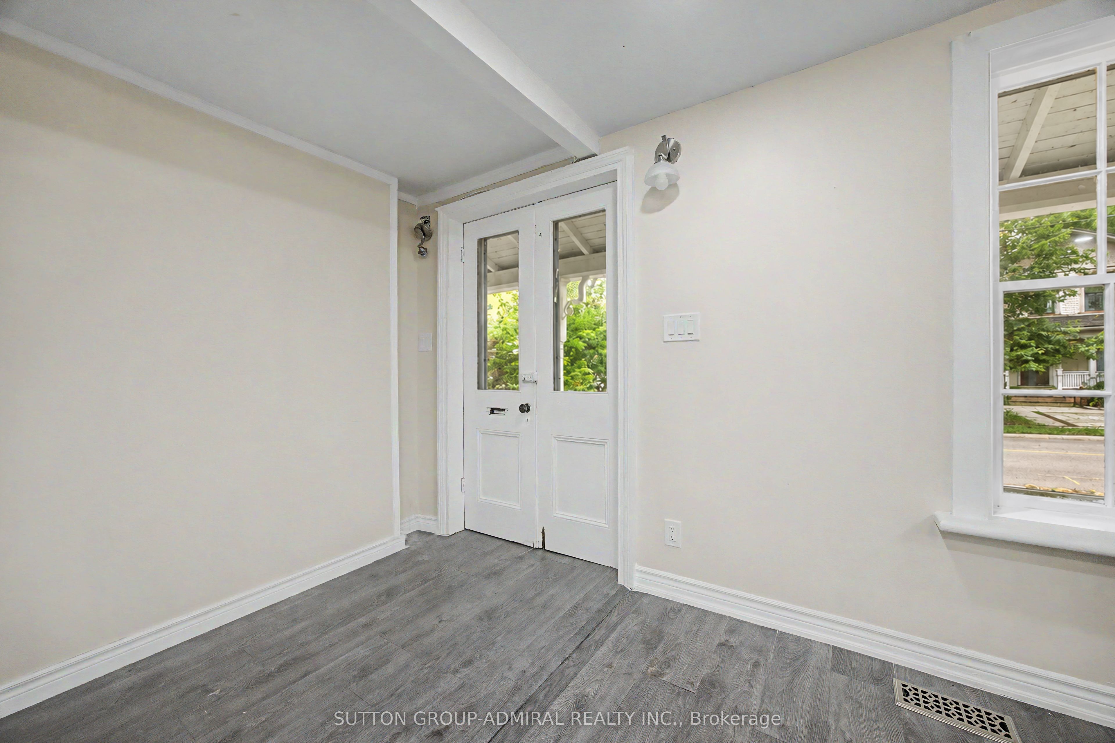 62 Centre Street W Property Photo 6