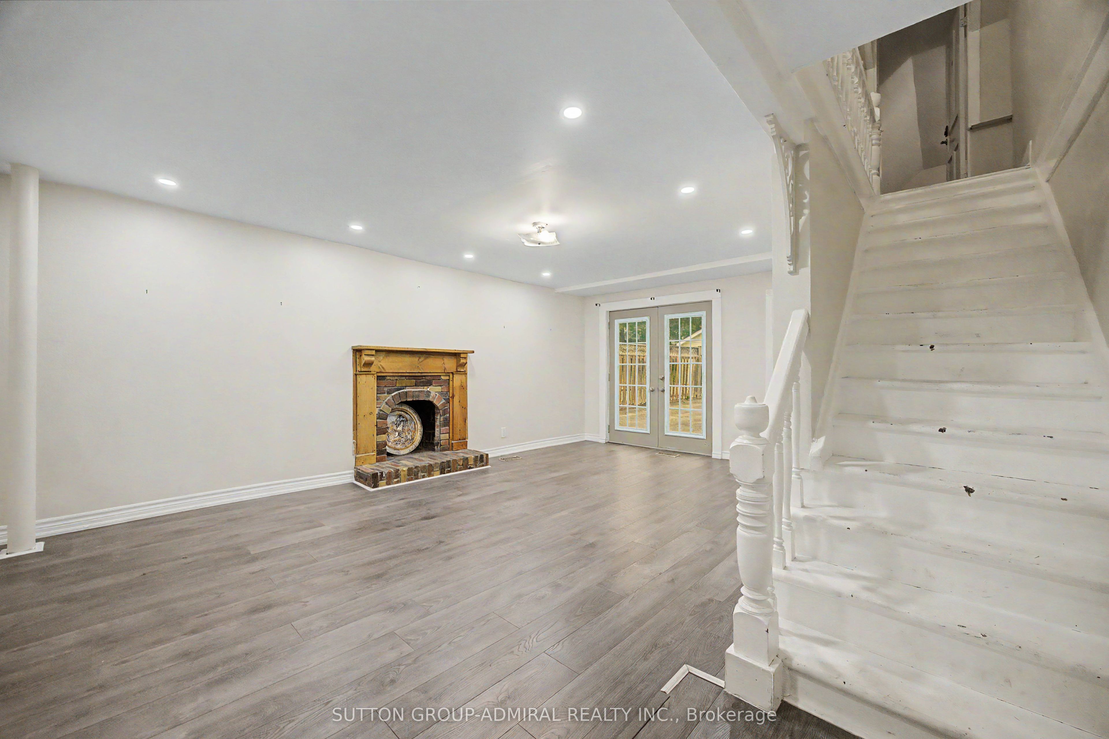 62 Centre Street W Property Photo 7